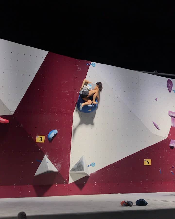 アラーナ・イップのインスタグラム：「Always a fun boulder when you get to use your knees 😅🤔 ⠀⠀⠀⠀⠀⠀⠀⠀⠀ Such a blast to go to the @awbg2019 with @mccollsean @allisonvest @lucasuchida  and being a part of @teamcanada . Off to China for the next Lead World Cup now! ⠀⠀⠀⠀⠀⠀⠀⠀⠀ @arcteryx @scarpana」