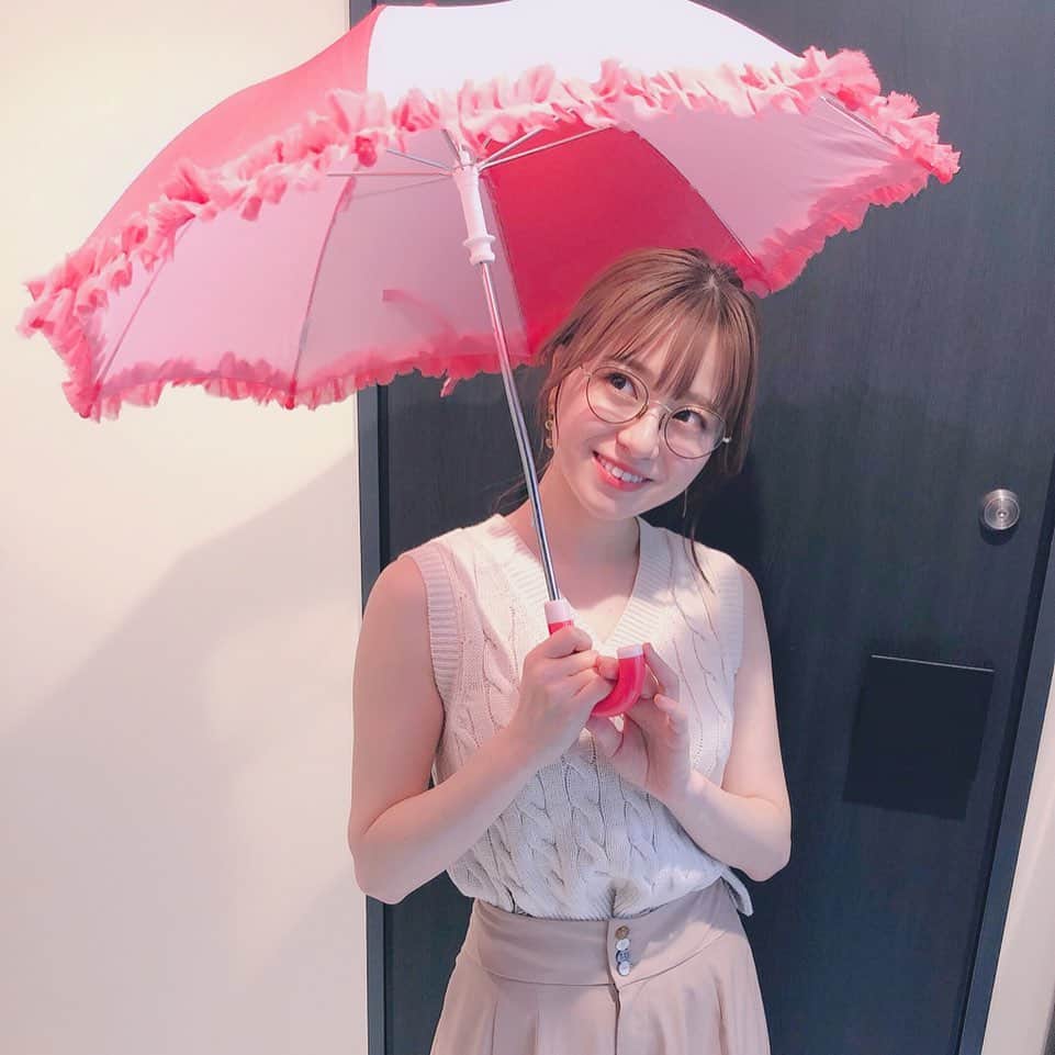 黒坂優香子さんのインスタグラム写真 - (黒坂優香子Instagram)「☂️♡ ・ ・ 一つ前の答え。 ・ ・ ・ 正解は… ・ ・ ・ ・ ・ ・ ・ 「雨降りフリル」をライブで演奏する時に使っていたフリルの傘でした！！ ・ ・ ・ ・ 正解してる人多くて嬉しい！ すごいなぁみんな😳 ・ この傘持ってるライブ写真を探したんだけど見つからなかったので← このあたりの時期に使ってたよなぁっていう懐かしの写真と、 ちゃんとトナカイの背中にサンタさんが乗ってていい感じだなぁっていう 数年前のクリスマスなライブ写真を添えてみました…笑」10月16日 9時32分 - yukakokurosaka0606
