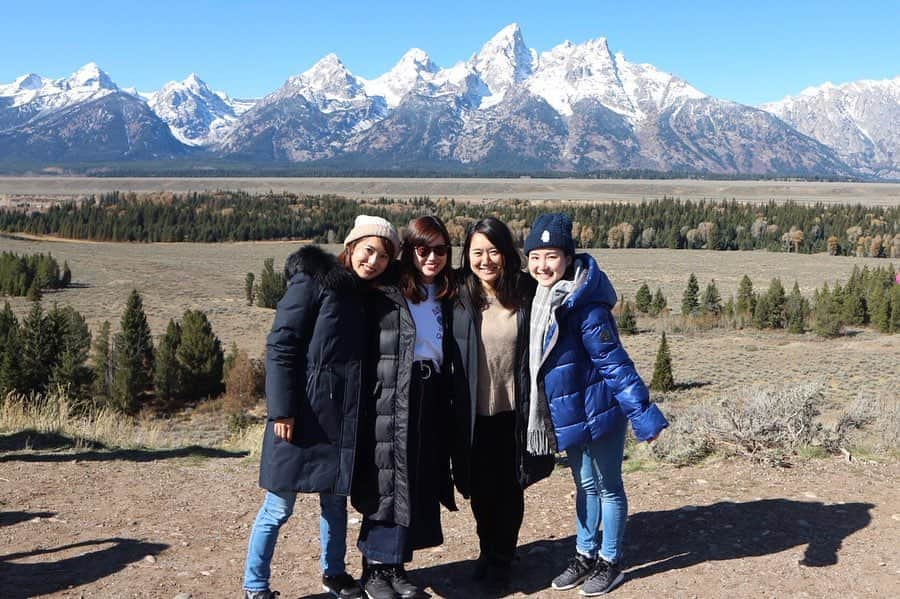 早川茉希さんのインスタグラム写真 - (早川茉希Instagram)「📍Grand Teton 🏔  イエローストーンの南に位置する ワイオミング州の#グランドティトン 🚌  #グランドティトン国立公園 は アメリカで最も美しい国立公園の１つと言われていて、 イエローストーンから車で10分程で 違った雰囲気が楽しめます✨ 夏は、乗馬やラフティングもできるらしくて楽しそう❣️ ・ 壮大な#ティトン山脈 は、 #ロッキー山脈 の一部🏔🏔 絵画のような美しさが忘れられない💕  雲ひとつない青空で たくさん写真を撮りました🥺💗 ・ #grandteton #grandtetons #nationalpark #lovetravel #ワイオミング州 #タビジョ #旅行好きな人と繋がりたい #アメリカ旅行 #大自然 #グランドティトンは標高4197m #paramount映画のオープニングに出てくる山」10月16日 9時33分 - maki_hayakawa