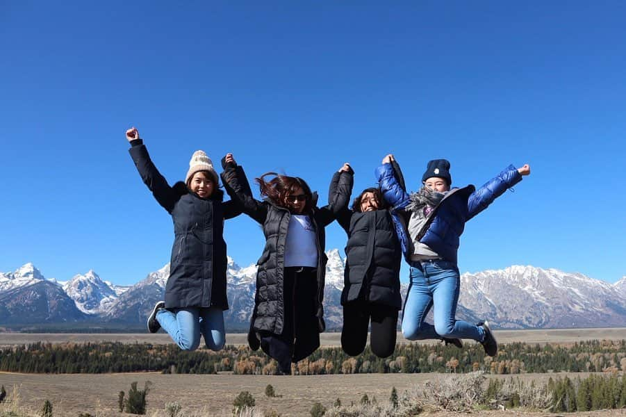 早川茉希さんのインスタグラム写真 - (早川茉希Instagram)「📍Grand Teton 🏔  イエローストーンの南に位置する ワイオミング州の#グランドティトン 🚌  #グランドティトン国立公園 は アメリカで最も美しい国立公園の１つと言われていて、 イエローストーンから車で10分程で 違った雰囲気が楽しめます✨ 夏は、乗馬やラフティングもできるらしくて楽しそう❣️ ・ 壮大な#ティトン山脈 は、 #ロッキー山脈 の一部🏔🏔 絵画のような美しさが忘れられない💕  雲ひとつない青空で たくさん写真を撮りました🥺💗 ・ #grandteton #grandtetons #nationalpark #lovetravel #ワイオミング州 #タビジョ #旅行好きな人と繋がりたい #アメリカ旅行 #大自然 #グランドティトンは標高4197m #paramount映画のオープニングに出てくる山」10月16日 9時33分 - maki_hayakawa