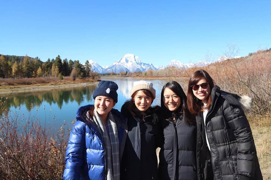 早川茉希さんのインスタグラム写真 - (早川茉希Instagram)「📍Grand Teton 🏔  イエローストーンの南に位置する ワイオミング州の#グランドティトン 🚌  #グランドティトン国立公園 は アメリカで最も美しい国立公園の１つと言われていて、 イエローストーンから車で10分程で 違った雰囲気が楽しめます✨ 夏は、乗馬やラフティングもできるらしくて楽しそう❣️ ・ 壮大な#ティトン山脈 は、 #ロッキー山脈 の一部🏔🏔 絵画のような美しさが忘れられない💕  雲ひとつない青空で たくさん写真を撮りました🥺💗 ・ #grandteton #grandtetons #nationalpark #lovetravel #ワイオミング州 #タビジョ #旅行好きな人と繋がりたい #アメリカ旅行 #大自然 #グランドティトンは標高4197m #paramount映画のオープニングに出てくる山」10月16日 9時33分 - maki_hayakawa