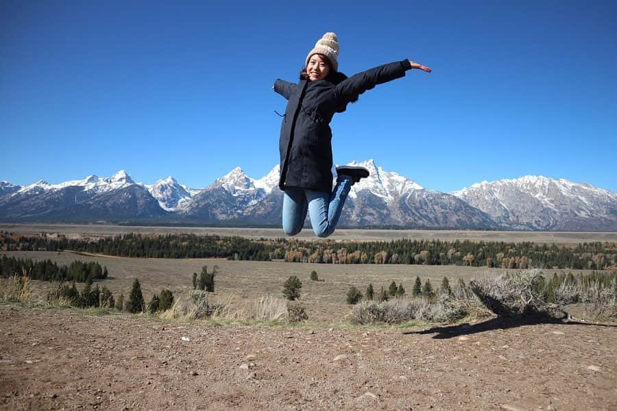 早川茉希さんのインスタグラム写真 - (早川茉希Instagram)「📍Grand Teton 🏔  イエローストーンの南に位置する ワイオミング州の#グランドティトン 🚌  #グランドティトン国立公園 は アメリカで最も美しい国立公園の１つと言われていて、 イエローストーンから車で10分程で 違った雰囲気が楽しめます✨ 夏は、乗馬やラフティングもできるらしくて楽しそう❣️ ・ 壮大な#ティトン山脈 は、 #ロッキー山脈 の一部🏔🏔 絵画のような美しさが忘れられない💕  雲ひとつない青空で たくさん写真を撮りました🥺💗 ・ #grandteton #grandtetons #nationalpark #lovetravel #ワイオミング州 #タビジョ #旅行好きな人と繋がりたい #アメリカ旅行 #大自然 #グランドティトンは標高4197m #paramount映画のオープニングに出てくる山」10月16日 9時33分 - maki_hayakawa