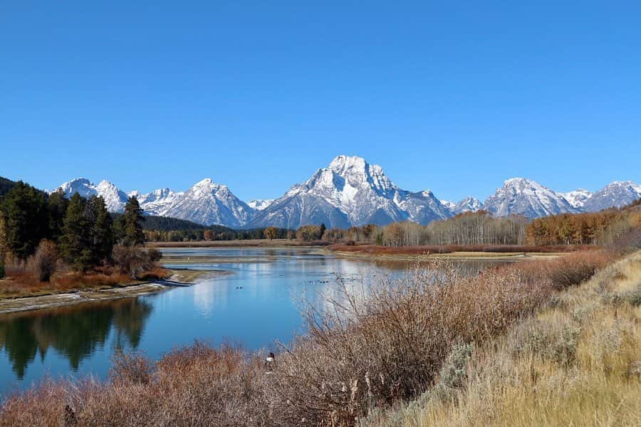 早川茉希さんのインスタグラム写真 - (早川茉希Instagram)「📍Grand Teton 🏔  イエローストーンの南に位置する ワイオミング州の#グランドティトン 🚌  #グランドティトン国立公園 は アメリカで最も美しい国立公園の１つと言われていて、 イエローストーンから車で10分程で 違った雰囲気が楽しめます✨ 夏は、乗馬やラフティングもできるらしくて楽しそう❣️ ・ 壮大な#ティトン山脈 は、 #ロッキー山脈 の一部🏔🏔 絵画のような美しさが忘れられない💕  雲ひとつない青空で たくさん写真を撮りました🥺💗 ・ #grandteton #grandtetons #nationalpark #lovetravel #ワイオミング州 #タビジョ #旅行好きな人と繋がりたい #アメリカ旅行 #大自然 #グランドティトンは標高4197m #paramount映画のオープニングに出てくる山」10月16日 9時33分 - maki_hayakawa