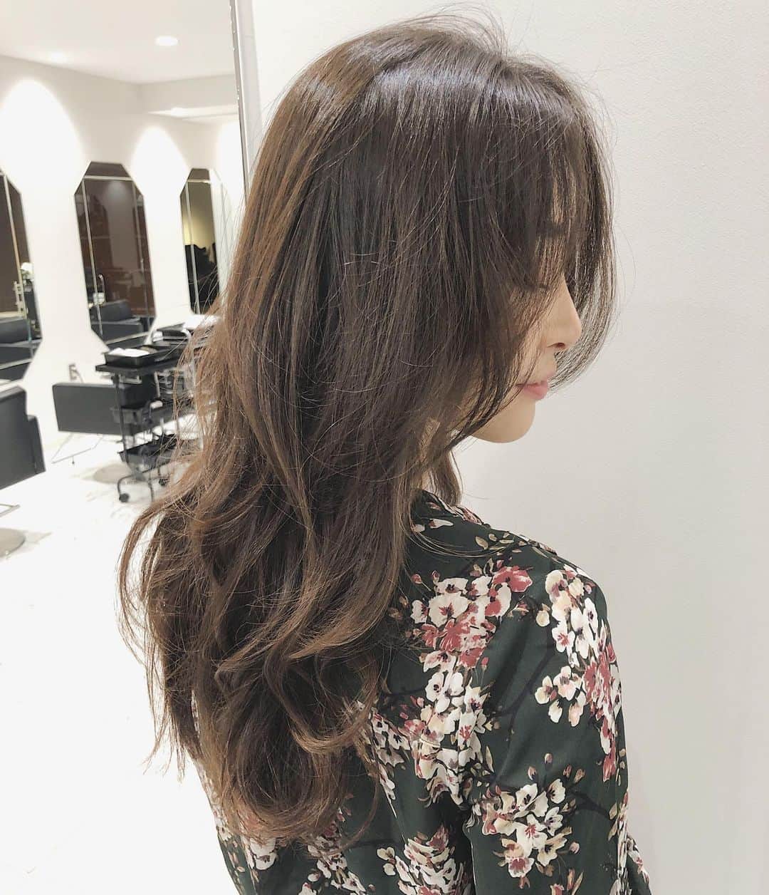 佐々木あさひのインスタグラム：「大人気サボンのボディスクラブの他にも、『ヘッドスクラブ』なるものがあるということでヘアケア体験に行ってきました🌹 . ボディのスクラブよりも粘性があって硬めのスクラブを頭皮に揉み込んで古い角質をケアするスタイル💆🏻‍♀️軽く泡も立ってシャンプーしている感覚。 この後に同じシリーズのローシャンプーをしていくのだけど、これは逆に泡立たないシャンプー😳✨使用感はまさにコンディショナー。 頭が混乱している間にブローをして頂き、ふんわり立ち上がりのいいヘアが完成✨ ヘッドマッサージとグリーンローズの香りに包まれてボーッと夢心地な時間でした🌹🌹🌹 . ちなみによくご質問頂くヘアカラーは、実は地毛がこの色でしてカラーリングはしていません。天然アッシュカラー😂毛先は9ヶ月前位にかけたデジパーが残ってます！巻くのが苦手な方はデジパーおすすめだよ、何もしないでもキマるから本当楽ちん🌈 先日9ヶ月ぶりに髪切った！と言っても毛先整えてもらったくらいだけど、美容室全然行かない人だから髪伸びるのも早い🤣」