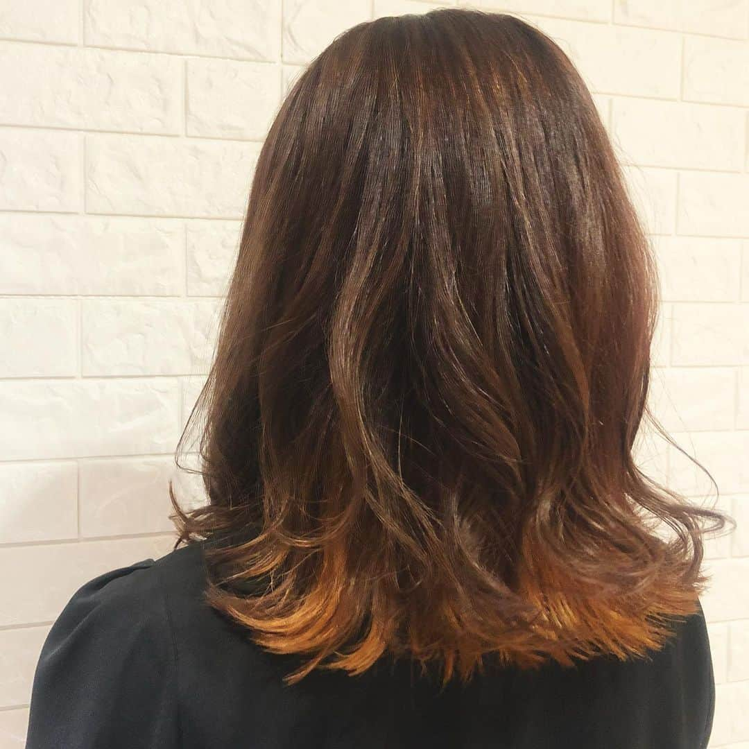 Lunonのインスタグラム：「《テラコッタ》 . インナーオレンジ🍊🧡 . Lunon ☏ 06-6341-5535 menu cut color ）⇨ ¥3780 perm . hot pepper or お電話✆ にて お気軽にご連絡ください✭ . . #Lunon#大阪美容室#大阪#野田阪神#福島#美容室 #大阪カフェ#カフェ#cafe#ブリーチ #hairstyle#haircolor#女子力 #メイク#エステ#アレンジ#マツエク #美肌#美白#リップ#ヘアアレンジ #color#デザイン#ハイライト #グラデーション#スタイリング #おしゃれ#おしゃれさんと繋がりたい」