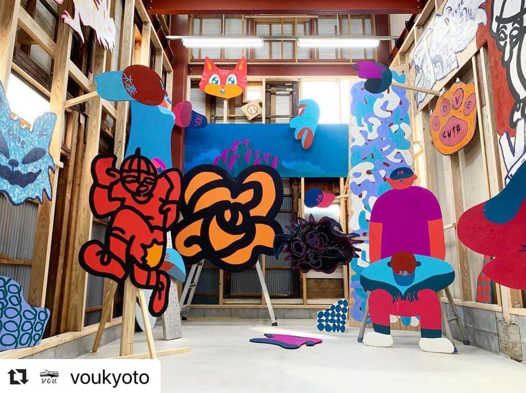 岡村優太のインスタグラム：「#Repost @voukyoto with @make_repost ・・・ VOU open 13:00-19:00。一階のメインギャラリーは開放感が欲しく吹き抜けにしました。移転オープン記念の企画展は、岡村優太、西雄大、NAZE、三重野龍、廣田碧のペインティング(３日間の滞在制作)で構成された空間展示です。本日もご来店お待ちしてます！ #voukyoto #voubldg @okamurayuta @yudai_nishi @naze.989 @mienoryu @kantaro_signs」