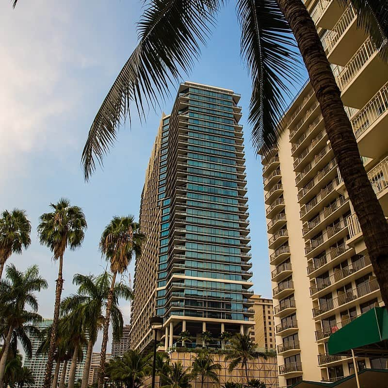 Trump Waikikiさんのインスタグラム写真 - (Trump WaikikiInstagram)「As you walk along this path from Waikiki Beach, you will see this view of the only Forbes Travel Guide Five-Star Hotel on Oahu. For hotel guests, it is less than a two-minute walk away to enjoy a dip into the ocean. #trumpwaikiki #trumpwaikiki10 #celebrating10yearsoftrumpwaikiki #luxuryhotelwaikiki #WaikikiBeach #luxurytravel #familytravel #multigenerationaltravel #romancetravel  #lethawaiihappen #visitoahu 📷: @blueskytraveler トランプ・ワイキキはオアフ島唯一のフォーブス５つ星ホテル。白砂のビーチへは徒歩数分です。 #トランプワイキキ #ラグジュアリーホテル #5つ星ホテル #家族旅行 #ハネムーン #3世代旅行 📷: @blueskytraveler」10月16日 10時06分 - trumpwaikiki