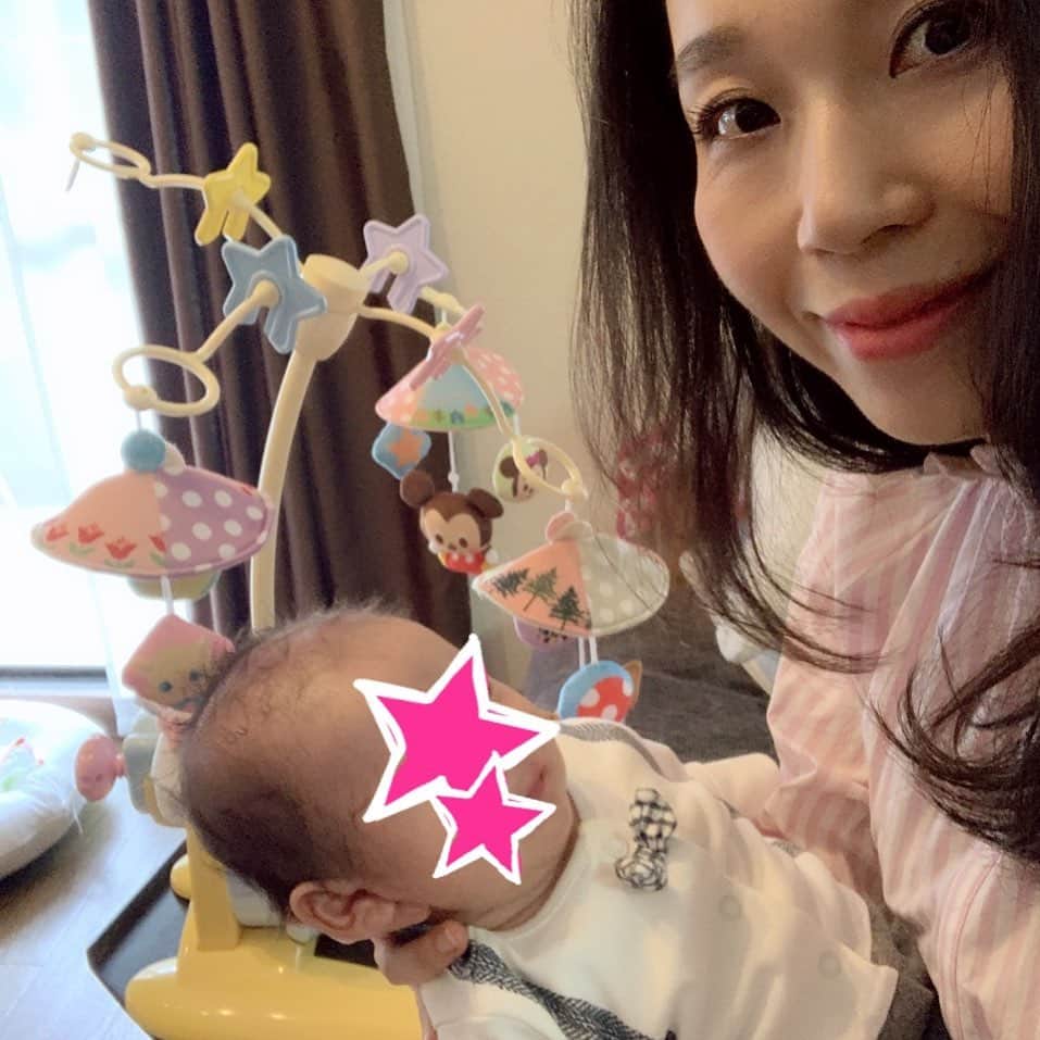 のインスタグラム：「先輩ママ達からのお言葉ありがとうございます😊  みんな格闘しながら育ててらっしゃる、育てていらっしゃったんだなぁと。  もともとショートスリーパーなので夜寝れなくても結構元気に過ごせてしまう私。 どっと疲れや老いがきそうなので一緒にお昼寝を確保したいな、と真剣に思う。  お料理、昨日は3品ストックしました。 煮物、箸休め、肉団子。 結構料理は気分転換なのですが、今日はサボります^_^ 実家近いので毎日喋りにもいけてます^_^  お顔のトレーニングは授乳し「ながら」でやっています。 あとスマホ見る時間も激変したとはいえ今も「ながら」体操。 肩周り、骨盤周りの体操やトレーニングもやれる時に少しづつ。 あ！ 骨盤矯正の整体を夫に何度かやってもらい始めてます。 左がかなりゆるゆる！股関節の違和感が左なのでなるほどなーと思ってるヨ。 骨盤ケア大事ね。  昨日は保健士さんの訪問があって色々聞けて、体重の増えなども心配なく安心‼️ この時期の赤ちゃんお肌がぶつぶつカサカサ色々トラブルがあるらしいけど、息子は肌を褒めていただけた！ #エンハンサー で朝晩ケア。 私のスキンケア、化粧前に必ずつけて艶出ししてるモノ✨ 夫の野球後のあせもにもいつも塗ってた。(尻中心w)子どものオムツかぶれや湿疹にも良いみたい‼️ 寝かしつけトレーニングの本を読んで、暗いお部屋、ぐっすりノイズなど試してます。  #アドバイスありがとう #私は元気におります #昨晩は2回起こされたけど授乳後すぐ寝てくれた #夫婦はチームとなった感じはあるけど変わらず仲良しです  台風の被害の大きさに言葉が見つかりません。募金くらいしか出来ないけれど、安心して暮らせる日々が1日でも早く戻りますように。」