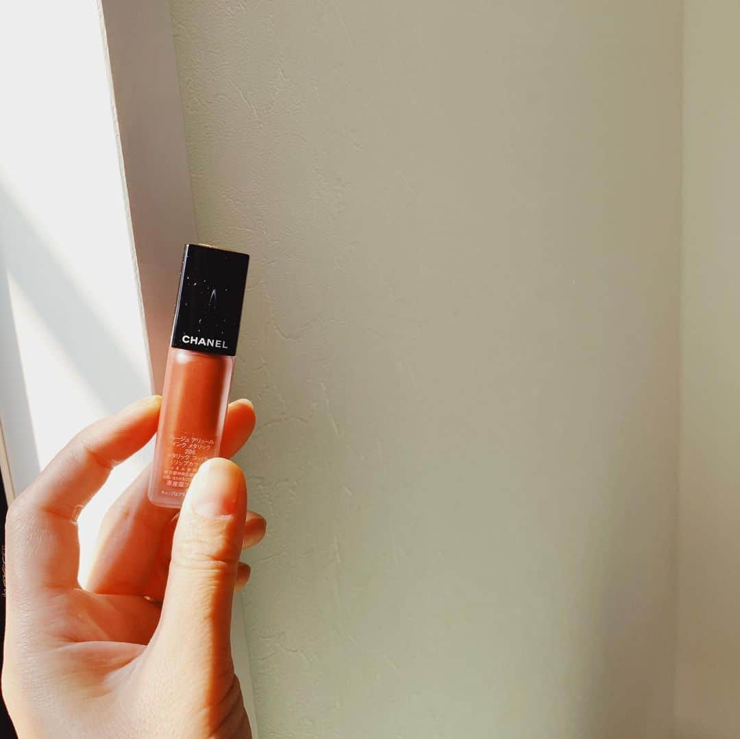 ジュジュのインスタグラム：「昨日のバタバタしながらもgetできた CHANELのnewlip💄 . ---ルージュアリュールインクメタリック206--- . 深いオレンジメタリック🍊 #重ねても単品でも♡ . 新鮮!!!! . #CHANEL #lip #💄」