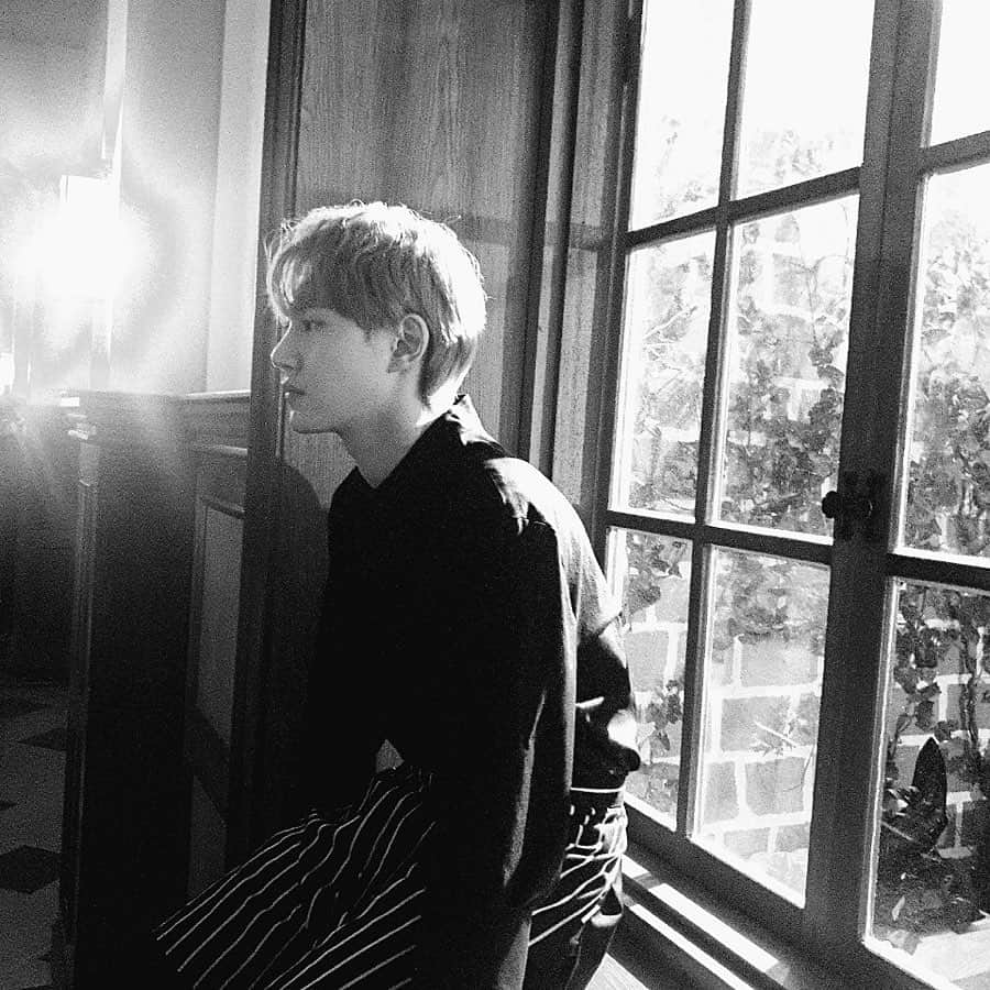 イ・ミンホのインスタグラム：「조금 이따 밤 8시55분에 급식실에서 기다릴게요 🙌🏻」