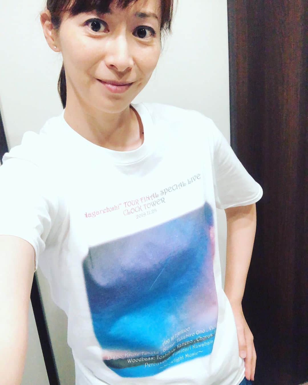 のインスタグラム：「限定販売のファイナルツアーの『ナガレボシＴシャツ』が出来た♪ 試着！😊 ライブの日付と演奏者の名前がクレジットされています。生地の厚さも手触りもとても良い感じ💕みんなの胸の中に流れ星が流れますようにと言う願いを込めてデザインしました。 . 11/28(木) 時計台ホールで販売するのと、その前に、通販でも販売する予定です。サイズもS〜XLまであり、けっこう大きめです。 私は身長164センチですが、Sサイズで良い感じ。 詳細はもう少しお待ちください(^-^)/ . #ナガレボシＴシャツ #限定販売 #ツアーＴシャツ #北広アキ」