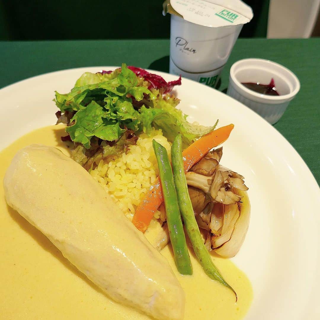 美的 Biteki's official Instagram! さんのインスタグラム写真 - (美的 Biteki's official Instagram! Instagram)「＼わざわざ行く価値ありの絶品ベルギーヨーグルト料理！／ 「ベルギーヨーグルト ピュアナチュール」を使ったオリジナルメニューが楽しめる期間限定カフェ「PUR NATUR BELGIUM YOGURT CAFE（ピュア ナチュール ベルギー ヨーグルト カフェ）」が本日10月16日（水）より東京・代官山にオープン！ ★ 「ベルギーヨーグルト ピュアナチュール（プレーン 砂糖不使用　105g ￥166税抜／ブルーベリー 100g ￥183税抜）」は、美食の国・ベルギーが生んだ独自のなめらかな食感と、生乳本来の甘みやほのかな酸味を感じる味わいが特長です。また、4種類の乳酸菌を配合することで濃厚でコクのある味わいに仕上げています。 ★ 今回の期間限定カフェでは、こちらの「ベルギーヨーグルト ピュアナチュール」とベルギーの伝統料理を融合させたオリジナルメニューが登場！すべての料理を、日本最年少でミシュラン二つ星を獲得したシェフ 厚東創氏が監修しています。 ★ 料理は、牛の塊肉をビールでやわらかくじっくり煮込んだベルギー伝統料理をアレンジした「カルボナード（￥1,350税込）」や、鶏胸肉を卵黄やベルギーヨーグルトを使ったソースで仕上げた「ワーテルゾーイ（￥1,300税込）」など全4種類。すべて「ベルギーヨーグルト ピュアナチュール」が1個ついていて、追いヨーグルトとして料理にかけたり、食後のデザートとしていただけます。 さらにチョコレートドリンク「ショコラ デュ ベルギーヨーグルト ピュアナチュール（￥800税込）」は、見た目からは想像できないほどの上品な甘さに仕上がっていて、絶品！ どれも満足感がありながら、罪悪感なしでいただけますよ♪ ぜひ週末のおでかけやランチに、足を運んでみて！ 【イベント情報】 「PUR NATUR BELGIUM YOGURT CAFE」 ・期間：2019年10月16日（水）～11月7日（木）11:00～21:00（L.O 20:30） ・場所：SIGN ALLDAY（東京都渋谷区代官山町19-4 代官山駅ビル）  #ベルギーヨーグルト#ピュアナチュール#ヨーグルト#期間限定#料理#外食#カフェ#cafe#代官山#ヘルシー料理#healthy#厚東創#bitekicom」10月16日 10時33分 - bitekicom