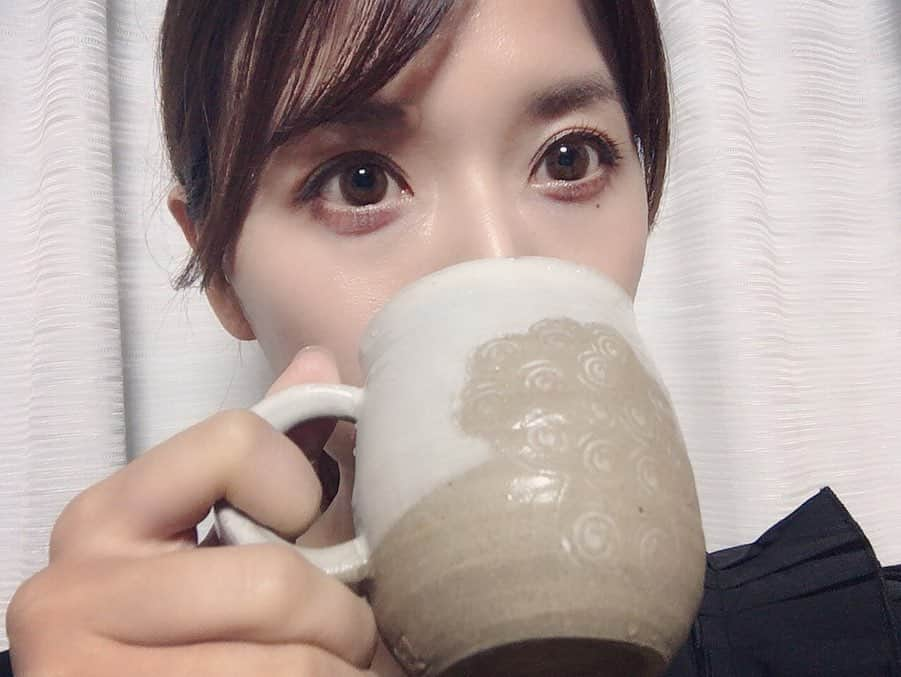 望月海羽さんのインスタグラム写真 - (望月海羽Instagram)「コーヒーでホッと一息かと思いきやトマトジュース🍅でリコピン摂取✨ ・ コーヒーカップはうちおばあちゃんの陶芸作品✨ ・ #望月海羽 #星レト #早安 #おはみうし #gm #脚本 #演出 #キミハナ #寒い #写真好きな人と繫がりたい #instagood #虫歯ポーズ #love #陶芸 #me #l4l #selfie #美容好きな人と繋がりたい #芋焼酎 #熱海出身 #Japanese #actress  #わがままボディ #呑兵衛 #芋女 #舞台女優 #男前女子 #末っ子だけど姐御肌 #followme #成長痛かな」10月16日 10時37分 - mikasawada1112