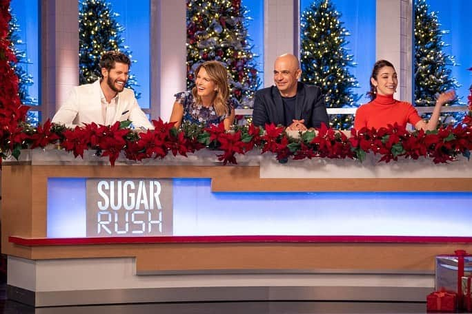 メリル・デイヴィスさんのインスタグラム写真 - (メリル・デイヴィスInstagram)「Cake, @netflix & the holiday season.... what could be better?! Happy to be a guest judge on the Sugar Rush Holiday Special - available November 29th on Netflix! 🍰🎄✨ #sugarrushnetflix」10月16日 10時38分 - meryledavis