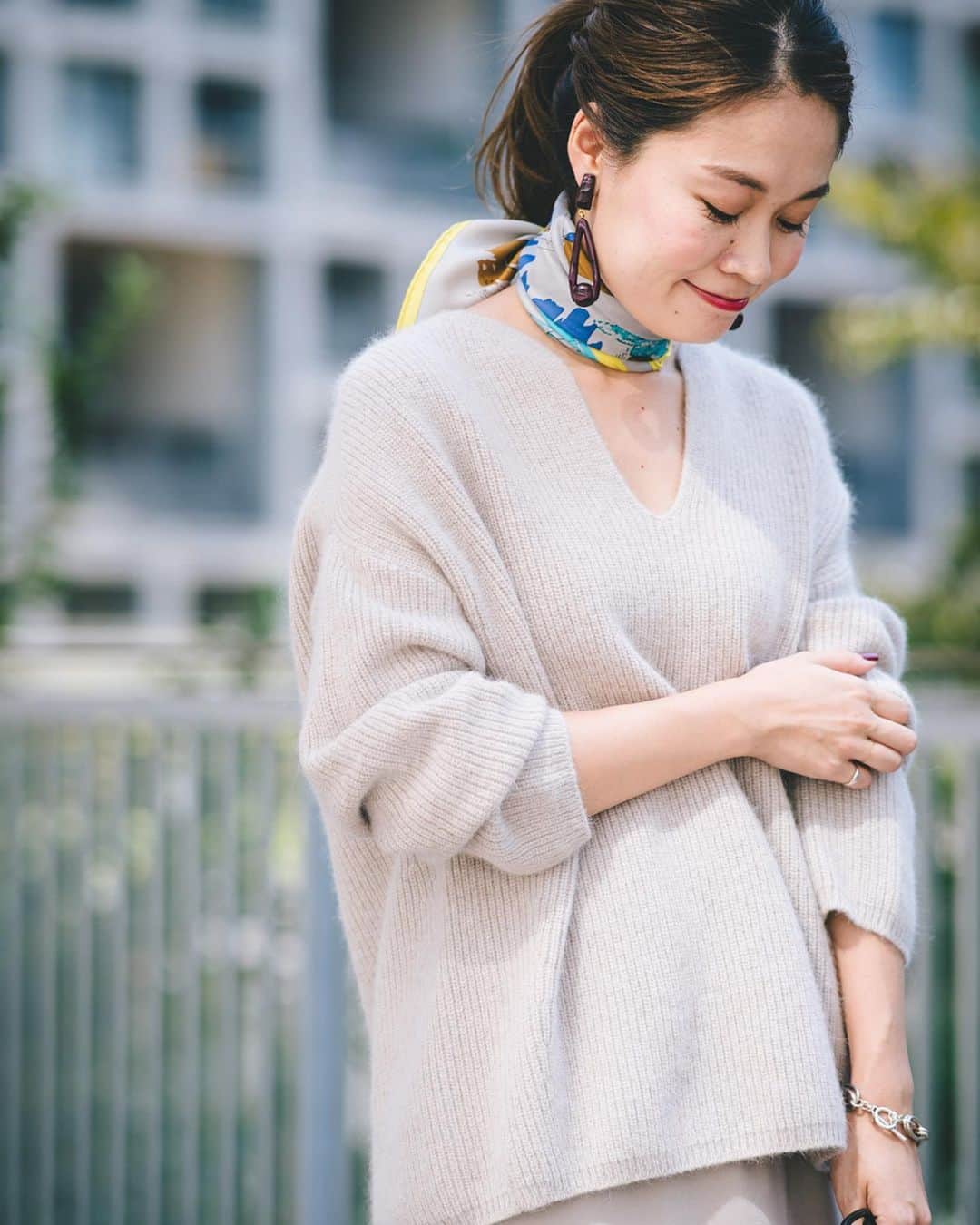 のインスタグラム：「SHIPS WOMEN  HAMILTON Vネックプルオーバー / ¥14,500(+TAX)  首元はスッキリ見えするキーネックデザインで、程良い抜け感が女性らしい一着。  #shipswomen #ships #knit #fashion #coordinate #manipuri #selectshop #2019fw #シップスウィメン #シップス #ファッション #ニット #キーネック #vネックニット #コーディネート #スカーフアレンジ #セレクトショップ」