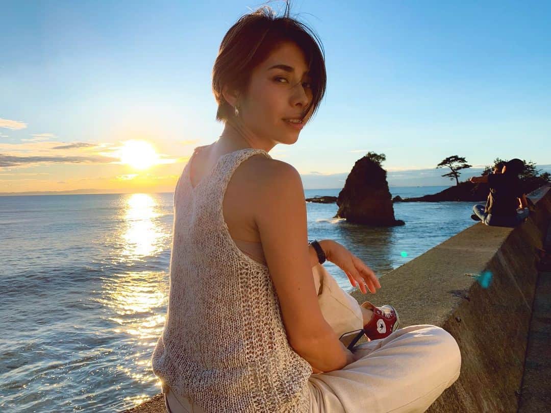 齋藤美波のインスタグラム：「🌞🌙🌳 #自然に対して感謝した日 ・ そんな日にステキな夕陽を 見せてくれて感動した日でもあった ・ 自然を愛し 自然からも愛される 人になろう 人にしたい ・ と改めて決めた日でもある。 📸 :👨🏻 ・ そして今日は久しぶりすぎる 都内へ🥂🎷👠 ・ 楽しみにしてた .... あるartist👩🏿‍🦱👩🏿‍🦰👱🏿‍♀️Live💋 はー今から楽しみすぎて 心臓でそう。笑 その前に夕飯準備しとかな！ 子供達預けるから 寝れるだけの準備もしとかな！ #母は遊ぶのに事前準備が沢山なんです #母の宿命なのか ・ ・ #自然#ナチュラル#飾らないもの#欲は捨てる#素敵#ありのままで#自然に感謝#普通が幸せ#感謝の気持ち#ありがとう #natural#thanks#love#sunset#sun#green#moon#beautiful#happy」