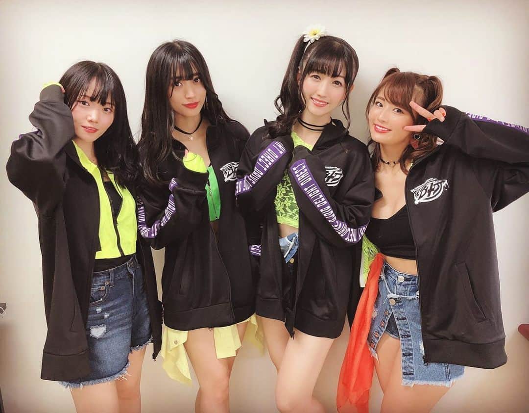 根岸愛のインスタグラム：「ジャージMerm4id写真 お気に入り🧜‍♀️💕 私達何部っぽいですか？ ダンス部感あるかな💃✨ 何部のマネージャーぽいかな🤔 #D4DJ #Merm4id #D4DJグッズ #グッズ #ジャージ」