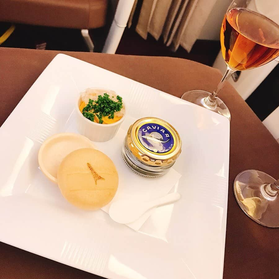 常深史織さんのインスタグラム写真 - (常深史織Instagram)「機内食前にシャンパーニュ サロン🍾 どんだけシャンパン飲むねん！！！🤣ってゆーツッコミ待ち🤣  ニューヨークへ1週間、ドキドキの旅の投稿にお付き合い下さい🥺  まだしおりんは、海外ですので投稿ゆっくりです❤  #JALファーストクラス #ファーストクラスラウンジ #ファーストクラス #JAL #パンケーキ #ニューヨーク #仕事 #ニューヨーク女子 #ニューヨーク女子一人旅 #タビジョ #一人旅女子 #機内食 #ファーストクラス機内食 #シャンパーニュサロン #シャンパーニュ #サロン」10月16日 11時05分 - sioripopn