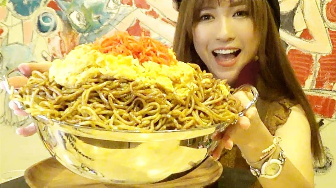 石関友梨さんのインスタグラム写真 - (石関友梨Instagram)「YouTube！前橋「DINING Ben」で極太もちもち！二郎系焼きそば！？ #プロフィールからyoutube飛べます #ダイニングben #Benさん #焼きそば  #大食い #4300g #甘辛特性ソース #前橋グルメ #前橋ランチ #ゆりもり御用達店 #新感覚」10月16日 11時06分 - yurimorico