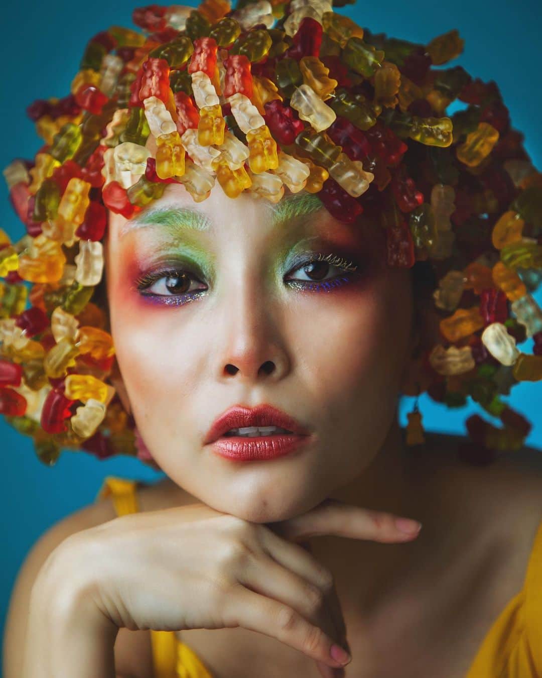佐々木あさひのインスタグラム：「Gummy Makeup🤡 弟が大好きなHARIBOでグミウィッグを作ってくれたので、それに合わせてグミメイクしたよ🌈プロフィールページから動画にも飛べます🕊 針金が入ってるからカールヘアも自由自在😚 @cosgrapher #兄弟作品 #グミ#gummybears #haribo」