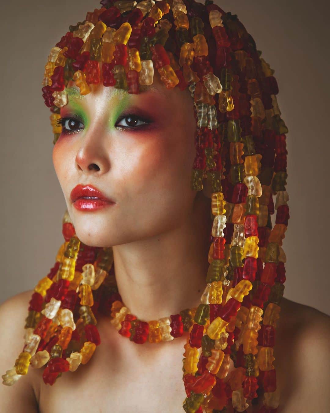 佐々木あさひのインスタグラム：「Gummy Makeup🤡 弟が大好きなHARIBOでグミウィッグを作ってくれたので、それに合わせてグミメイクしたよ🌈プロフィールページから動画にも飛べます🕊 @cosgrapher #兄弟作品 #グミ#gummybears #haribo」