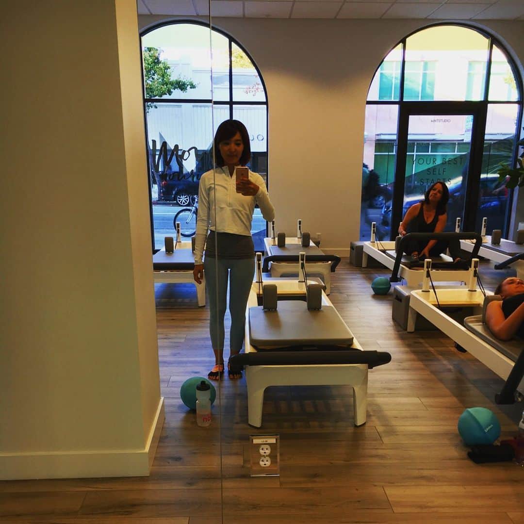 新田朝子さんのインスタグラム写真 - (新田朝子Instagram)「I joined reformer class:) The studio opened today! Congratulation☺️The movement looks easy but you use a lot of muscles and develop them with deep breath. . #california #america #pilates #reformer #mntstudio #workout #pilatesstudio #muscle #paloalto #recomendation #training #pilatesinstructor #lovepilates @mntstudio #🇺🇸 #🧘‍♀️」10月16日 11時15分 - asako.nitta