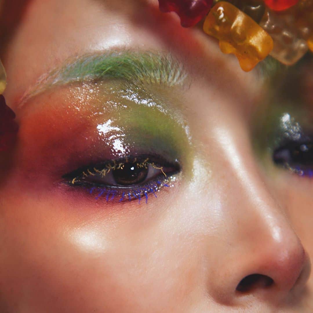 佐々木あさひのインスタグラム：「Gummy Makeup🤡 弟が大好きなHARIBOでグミウィッグを作ってくれたので、それに合わせてグミメイクしたよ🌈プロフィールページから動画にも飛べます🕊 まぶたもグミっぽいテクスチャーにしてみた🙈 #写真は弟 @cosgrapher #兄弟作品 #グミ#gummybears #haribo」