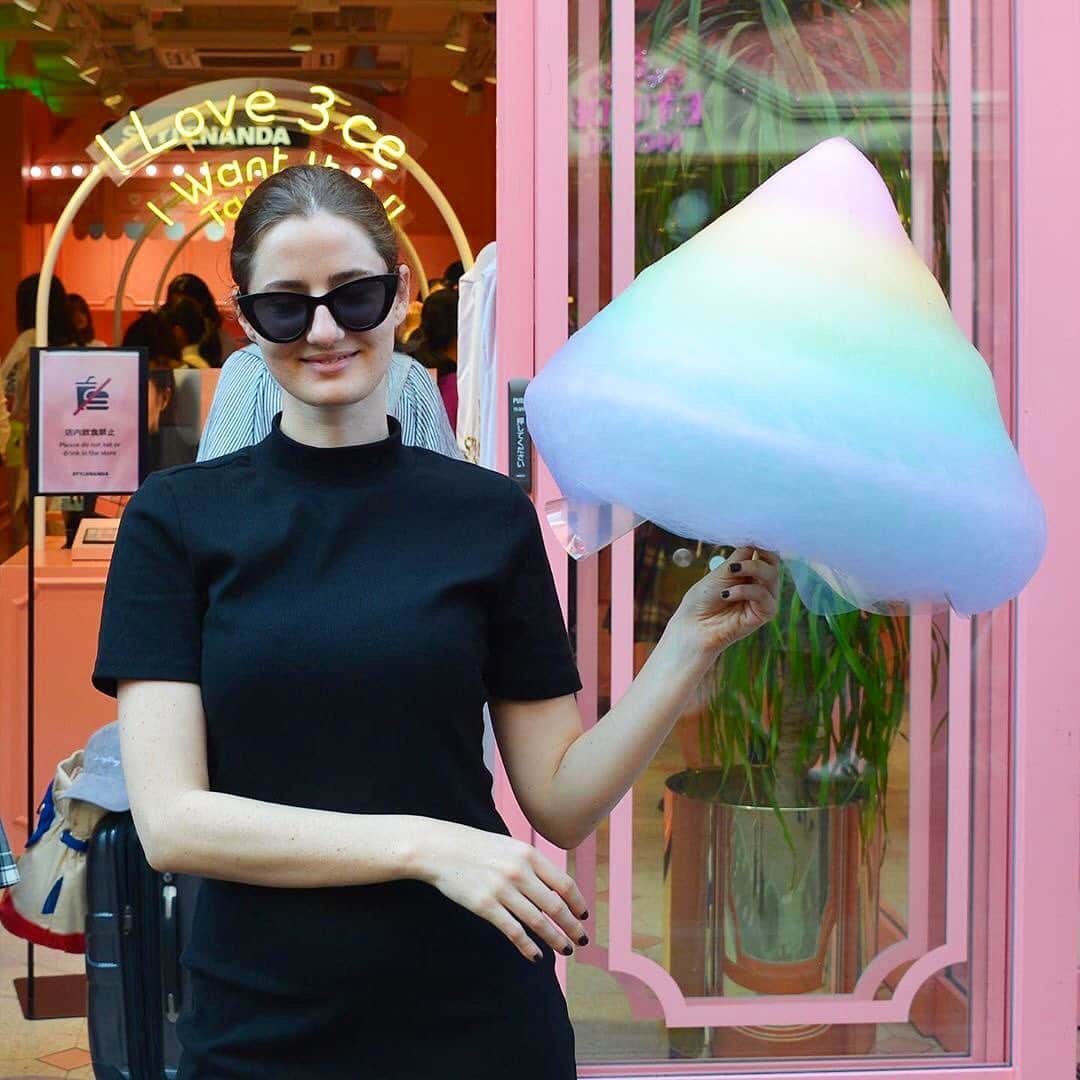 TOTTI CANDY FACTORYのインスタグラム：「😎🍭🌈 Thank you for coming! ご来店ありがとうございます😍 Photo by: @gabriella_molloy  #repost  #totticandy  #totticandyfactory  #rainbowcottoncandy #tokyo #harajuku #instagood」