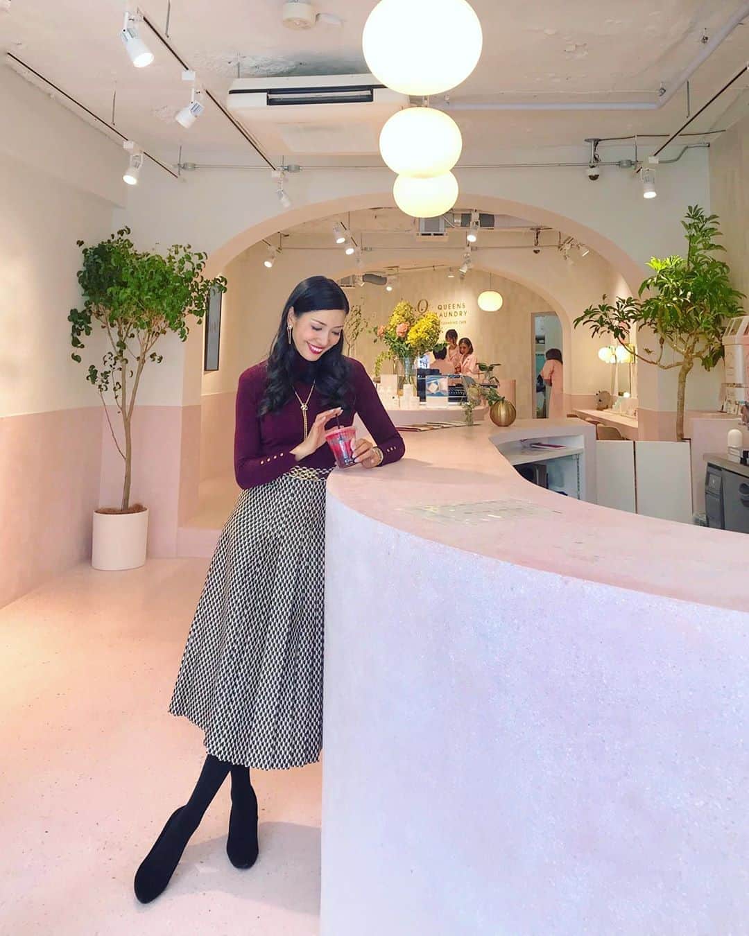 のインスタグラム：「ダイエット時に、クレンズジュースやスープでお世話になっている【クレンジングカフェ代官山】の今泉牧子さんが、新しいビューティスポット【Queens Laundry〜クイーンズ ランドリー】を表参道にオープン👸 早速行って参りました✨ "女性はコンプレックスや悩みがあっても、ありのままの自分を受け入れることが大切。あなたは生まれた時から女王様なんだから❤️" という、優しく愛に溢れたコンセプトの元、女王様気分を味わえるプロダクツが勢ぞろい✨ 心と体がワクワクする美の体験を、世界トップレベルのものばかりで体感することができます！ https://queenslaundry.com 東京都渋谷区神宮前5-1-16 03-6427-9967  そして今日は、13:55〜15:50 読売テレビ【情報ライブ！ミヤネ屋】に出演致します。 お時間許す方は是非、ご覧くださいませ☺️ 。 #最新の技術を仕事の合間に服を着替えず手軽に安くで受けることができるクイックエステも！ #野菜や果物の栄養を一度にたっぷり摂取できるコールドプレスジュースや添加物を一切使用しない発酵クレンズスープが美味しい！ #日本未入荷の実力派コスメや植物由来の優しいスキンケア製品を気軽に体験できて購入も可能！ #ハリウッドで大人気のメイクアップアーティストのトロイスラットさんが手がけるコスメブランドも！ #好きな色をパレットに選んで入れることができるので無駄な色が残らず便利 #地下には効果をしっかり期待できる高周波レーザーなど最新機種を使ったエステルームも✨ #牧子ちゃんとてもスリムになり更に肌がピカピカになっていてすごい説得力！！！！ #食欲の秋から冬にかけていつも5kg増量するので今から通います！！ @queens_laundry @makiko_imaizumi @cleansingcafe @cleansingcafe_soup」