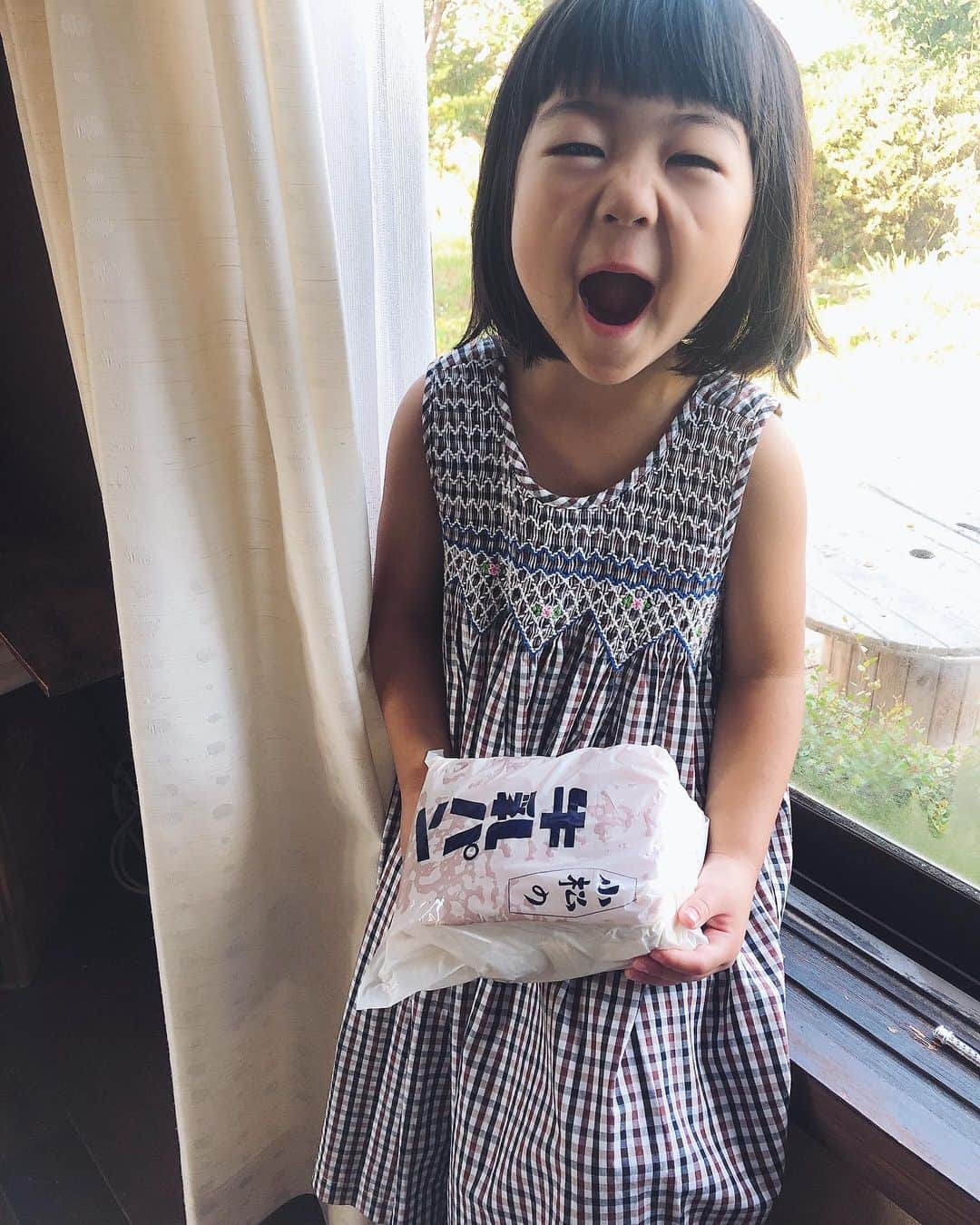 池田泉さんのインスタグラム写真 - (池田泉Instagram)「娘のだいすきな 小松の牛乳パン。どっしり。 常温3日いけるって📝お土産にもいいな。  #ボブに変身したよ」10月16日 11時31分 - xxizumi123xx