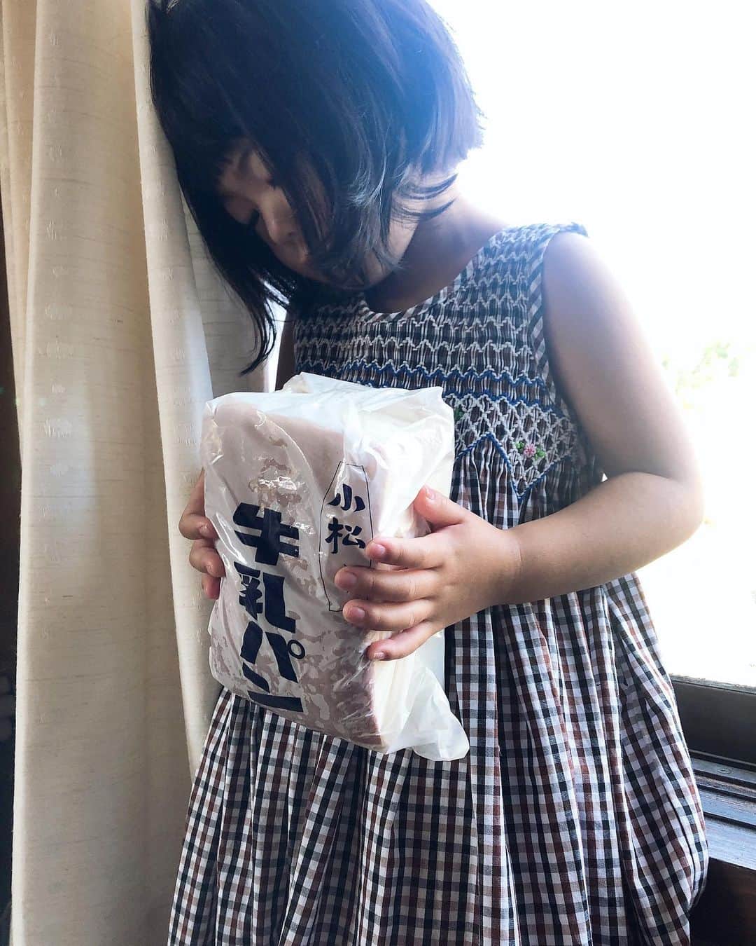 池田泉さんのインスタグラム写真 - (池田泉Instagram)「娘のだいすきな 小松の牛乳パン。どっしり。 常温3日いけるって📝お土産にもいいな。  #ボブに変身したよ」10月16日 11時31分 - xxizumi123xx