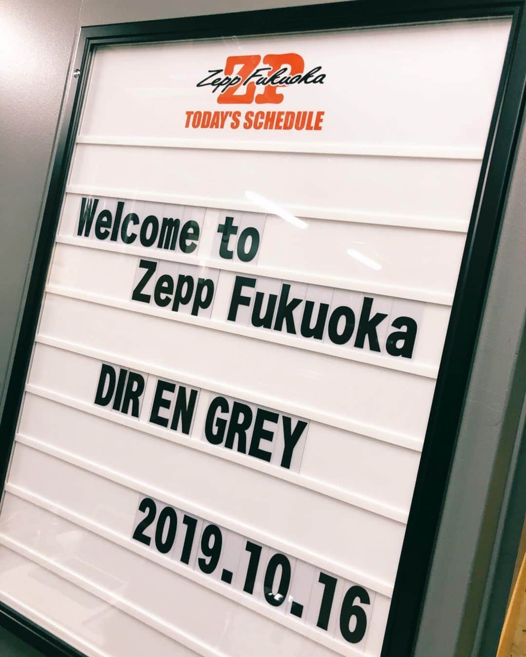 DIR EN GREYさんのインスタグラム写真 - (DIR EN GREYInstagram)「“TOUR19 This Way to Self-Destruction”12本目の本日、Zepp Fukuoka公演！10月も中旬に差し掛かり、肌寒い気候となってきました🍃体調管理を万全にして、LIVEをお楽しみください🔥🔥本日は17:15から当日券を販売致します！﻿ もつ鍋大好きマネージャー藤枝﻿ #DIRENGREY #ThisWaytoDestruction」10月16日 17時09分 - direngrey_official