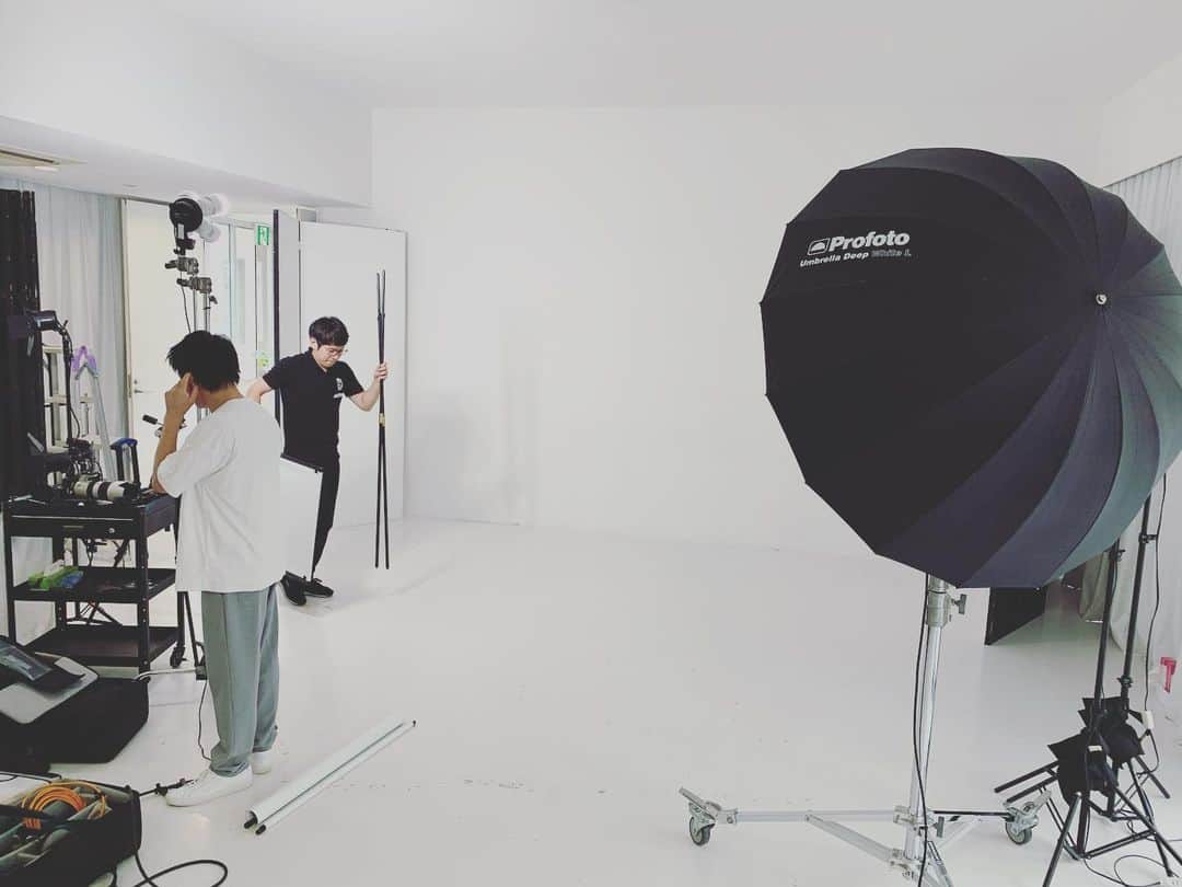 のインスタグラム：「@precious.jp ...shooting📸  thank you❤️ @_hiroooshi_  @keikopinkssion 👗aya kobayashi @arakawachikakobeauty  Precious Kyoko Igarashi  #shooting」