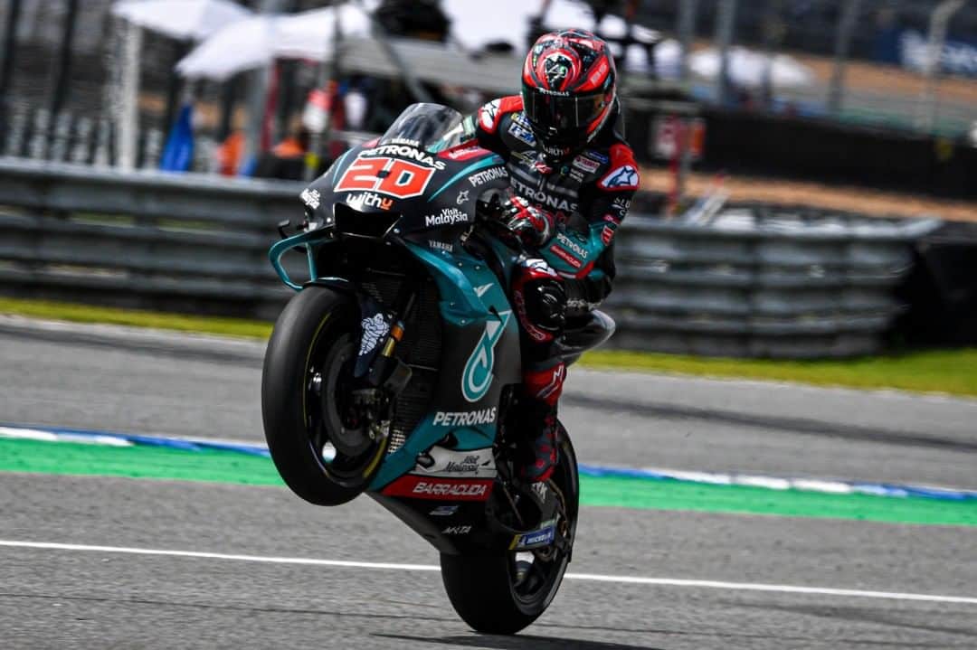 MotoGPさんのインスタグラム写真 - (MotoGPInstagram)「Throw that front wheel up, Fabio!! ✊💨 // Did you know that @fabioquartararo20 can become Rookie of the Year at the #JapaneseGP 🇯🇵 this weekend? 🤩 #MotoGP #WheelieWednesday #FQ20 #Motorcycle #Racing #Motorsport」10月16日 17時05分 - motogp