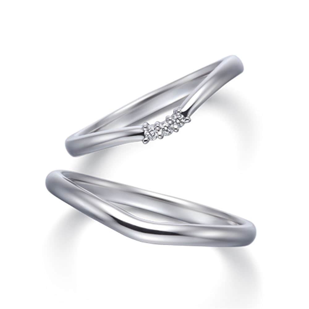婚約・結婚指輪のI-PRIMO（アイプリモ）公式アカウントさんのインスタグラム写真 - (婚約・結婚指輪のI-PRIMO（アイプリモ）公式アカウントInstagram)「* 【妖精たちの祝福を受けて輝く】 「谷の精」を意味するマリッジリング『ナパイア』。中央の3石のメレダイヤモンドは、おふたりのご結婚を祝福し、谷間で踊る妖精たちをイメージ。妖精たちの祝福が、永遠に指先で輝き続けるマリッジリング。  結婚指輪：ナパイア #アイプリモ_ナパイア * #iprimo #アイプリモ #婚約指輪 #結婚指輪 #ブライダルリング #エンゲージリング #マリッジリング #エタニティリング #プレ花嫁 #結婚準備 #婚約 #結婚 #令和婚 #2019冬婚 #2020春婚 #wedding #bridal #bridaljewelry #happywedding #rings #bridalring #marriagering #engagementring #diamond #日本中のプレ花嫁さんと繋がりたい」10月16日 17時05分 - iprimo_official
