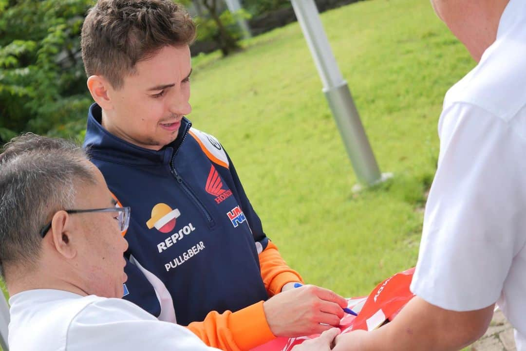 ホルヘ・ロレンソさんのインスタグラム写真 - (ホルヘ・ロレンソInstagram)「HRC Headquarters! Great visit to @hondaracingcorporation family 😉 #HRC #JapaneseGP」10月16日 17時08分 - jorgelorenzo99