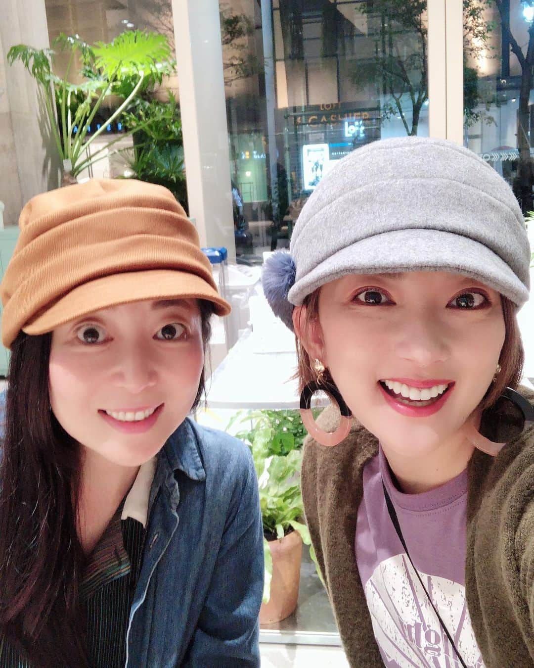 山田まりやさんのインスタグラム写真 - (山田まりやInstagram)「田中美里ちゃんの帽子ブランド @jin_no_beat_shite_cassie 秋冬ライン 展開中です❣️ ・ 写真は同じタイミングで来て会えた #江藤あや ちゃんと😆✨ ・ 先日 池袋ロフトと銀座ロフトで 美里ちゃん自らが店頭に立って 似合う帽子を選んでくれるという😀✨ なんとも贅沢なイベントが開催されました❣️😆🙌✨ ・ ムネくんとヘアメイク棚ちゃんと 銀座ロフトで試着しまくり大ハッスル❣️🤣www ・ 時には美里ちゃんと一緒に 接客にしゃしゃり出ちゃったりなんかしちゃって😆www ・ 存分に満喫してきました〜😆❤️✨ ・ 「今まで帽子を被った事ないんです」って方がファースト帽子に美里ちゃんデザインの帽子を気に入って購入してくれたり😀🙌✨ ・ 喜んでくれるお客様と 喜ぶ美里ちゃんを見れて私も倖せ😍❤️ ・ ネットでも購入出来ますよ❣️ @jin_no_beat_shite_cassie  ぜひ見てみて下さい😆🙏✨ ・ #田中美里 ちゃんの #帽子 #ブランド  @jin_no_beat_shite_cassie  #ロフト  @loft_ginza」10月16日 11時45分 - mariya.yamada