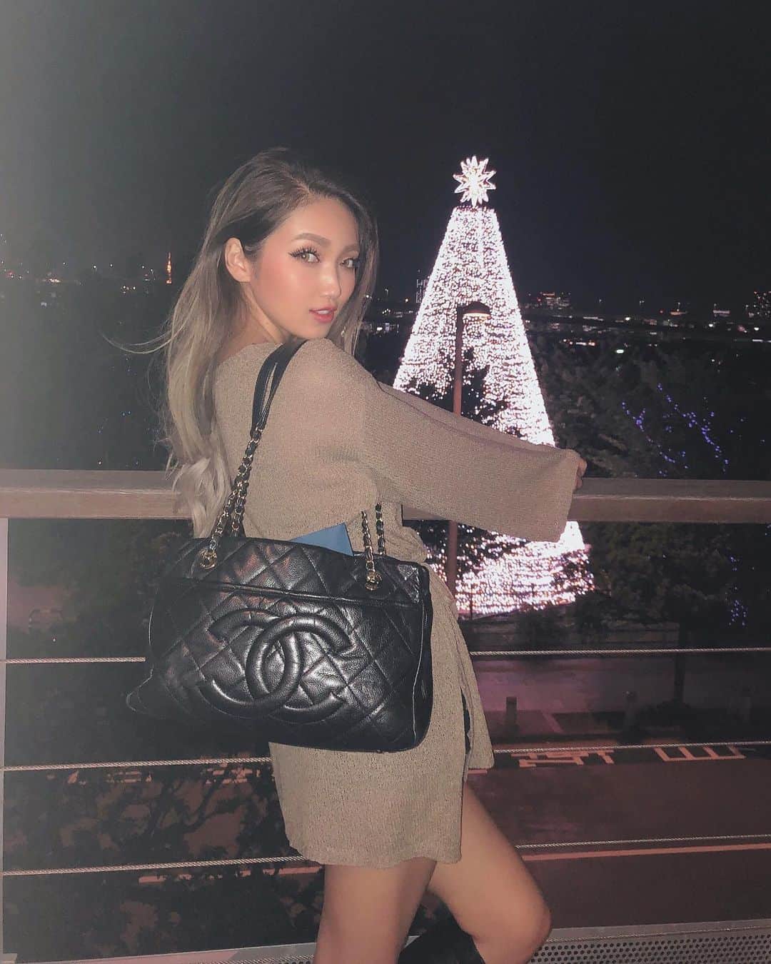 のインスタグラム：「🖤🎄🖤🎄🖤🎄🖤🎄🖤 . こないだ仕事終わりに お台場でショッピング🛍💕 . #去年全然行けなかったから #今年はイルミネーション行きたい♡ #来月くらいから始まるかな？🌙 . . . #odaiba」
