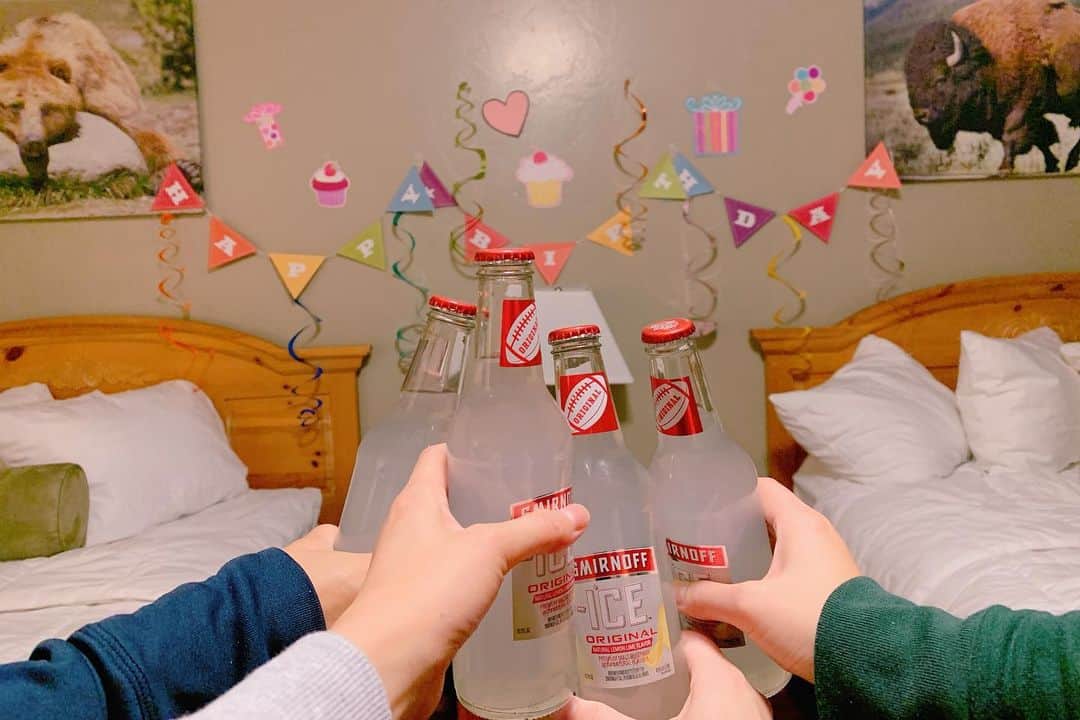 早川茉希さんのインスタグラム写真 - (早川茉希Instagram)「🎂🎉💕 ・ イエローストーンを旅行中に お友達がお誕生日を迎えました❣️ ・ ちょっとしたサプライズを企画して 夜はお部屋でお祝い🥂👏🏻 旅先で迎えるお誕生日って、 ちょっと特別感がありますよね🥺✨ いっぱい語って良い思い出になりました😆🎵 ・ 今回、素晴らしい写真を 沢山撮ってくれたのんちゃん📸👏🏻 英語だけじゃなく中国語もできるなんて頼もしかった🥺 27歳も素敵な一年にしてね🥰💕 ・ #ってインスタしてないのんちゃん笑 #happybirthday #congrats #surprisebirthday #homeparty #yellowstone #yellowstonenationalpark #lovetraveling #イエローストーン国立公園 #アメリカ旅行 #旅行好きな人と繋がりたい #タビジョ #サプライズ好き #楽しそうな私たち #写真に夢中でなかなか飲み始められない #🥂 #シカゴでの出会いに感謝」10月16日 11時58分 - maki_hayakawa