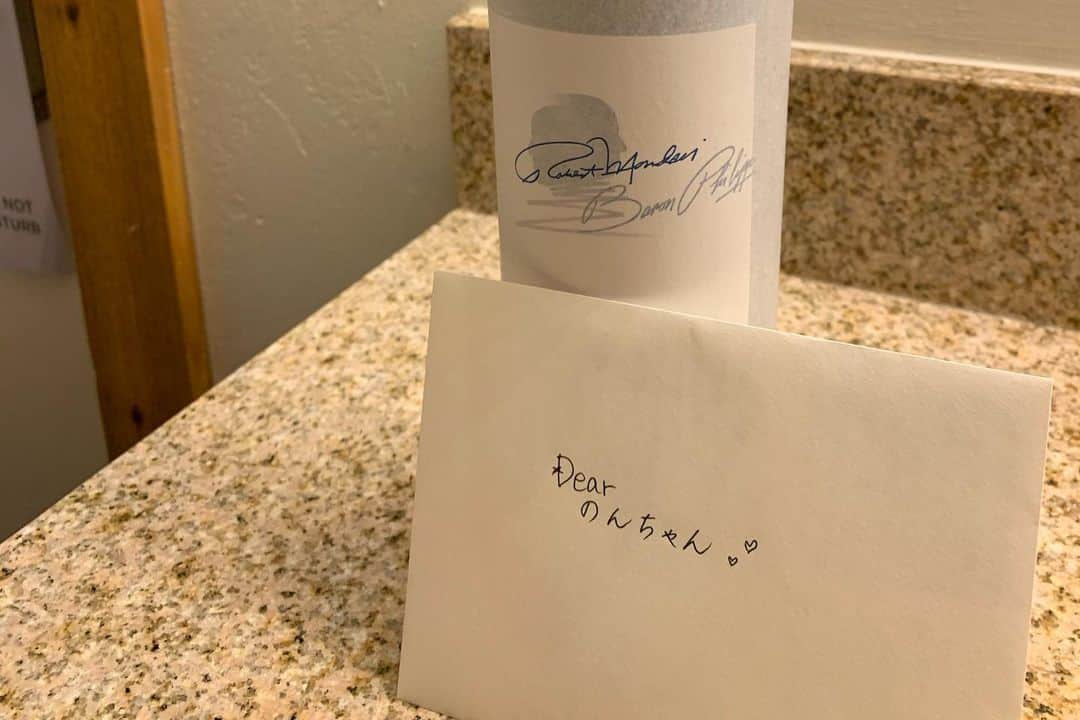 早川茉希さんのインスタグラム写真 - (早川茉希Instagram)「🎂🎉💕 ・ イエローストーンを旅行中に お友達がお誕生日を迎えました❣️ ・ ちょっとしたサプライズを企画して 夜はお部屋でお祝い🥂👏🏻 旅先で迎えるお誕生日って、 ちょっと特別感がありますよね🥺✨ いっぱい語って良い思い出になりました😆🎵 ・ 今回、素晴らしい写真を 沢山撮ってくれたのんちゃん📸👏🏻 英語だけじゃなく中国語もできるなんて頼もしかった🥺 27歳も素敵な一年にしてね🥰💕 ・ #ってインスタしてないのんちゃん笑 #happybirthday #congrats #surprisebirthday #homeparty #yellowstone #yellowstonenationalpark #lovetraveling #イエローストーン国立公園 #アメリカ旅行 #旅行好きな人と繋がりたい #タビジョ #サプライズ好き #楽しそうな私たち #写真に夢中でなかなか飲み始められない #🥂 #シカゴでの出会いに感謝」10月16日 11時58分 - maki_hayakawa