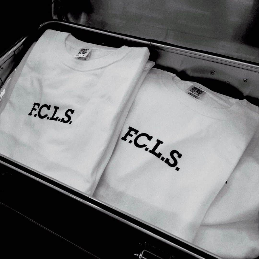 Suchmosさんのインスタグラム写真 - (SuchmosInstagram)「‪F.C.L.S. Tシャツの通販が決定！‬﻿ ﻿ ‪《販売期間》‬﻿ ‪・10/17(木) 正午12:00〜‬﻿ ﻿ ‪詳しくはハマスタ特設サイトをチェック！ ﻿ ‪#scm0908‬﻿ ‪#Suchmos #FCLS‬」10月16日 12時02分 - scm_japan