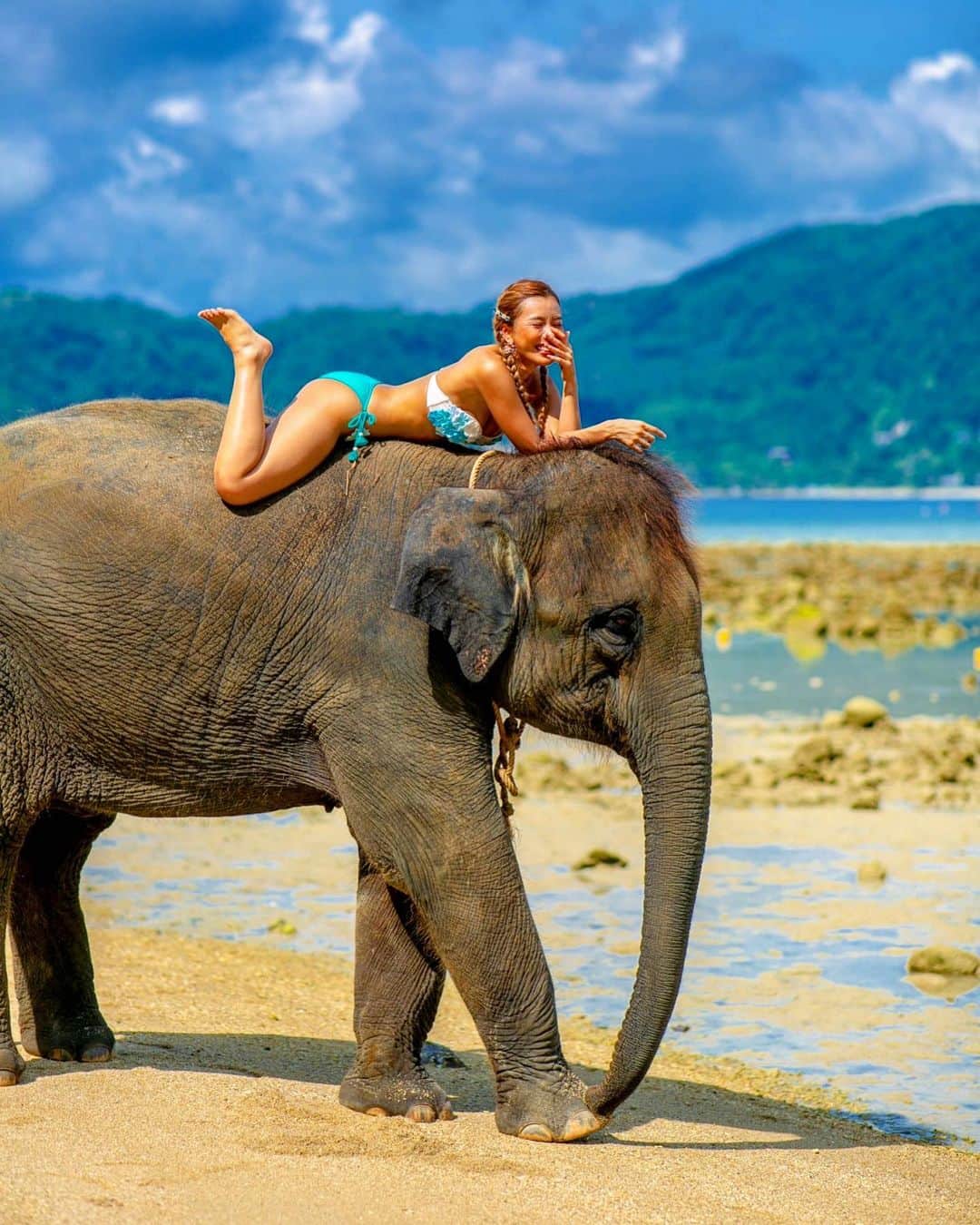 NAHOさんのインスタグラム写真 - (NAHOInstagram)「I love elephant...🐘💋 slide→→→❤︎❤︎❤︎ . . タイ語で象さんは【ช้าง】🎶 懐っこくて可愛いくて離れたくなかったな❤️❤️❤️ . すごくね、優しい目してるの😌♡♡ たくさんお話できた気がするよっ🐘💕 一緒に遊んでくれてありがとう💋 . . . #cyberjapan #cjd_naho #dancer #phuket  #travel #trip #phuketthailand #elephant #love #cute #japanesegirl #me #nature #beach #elephantbeach #サイバージャパン #なち #なちぽん #NAHO #なち旅 #旅行 #自然 #動物 #大好き #象さん #可愛い #海 #ビーチ #プーケット #タイ」10月16日 12時09分 - naho25__kai_noa