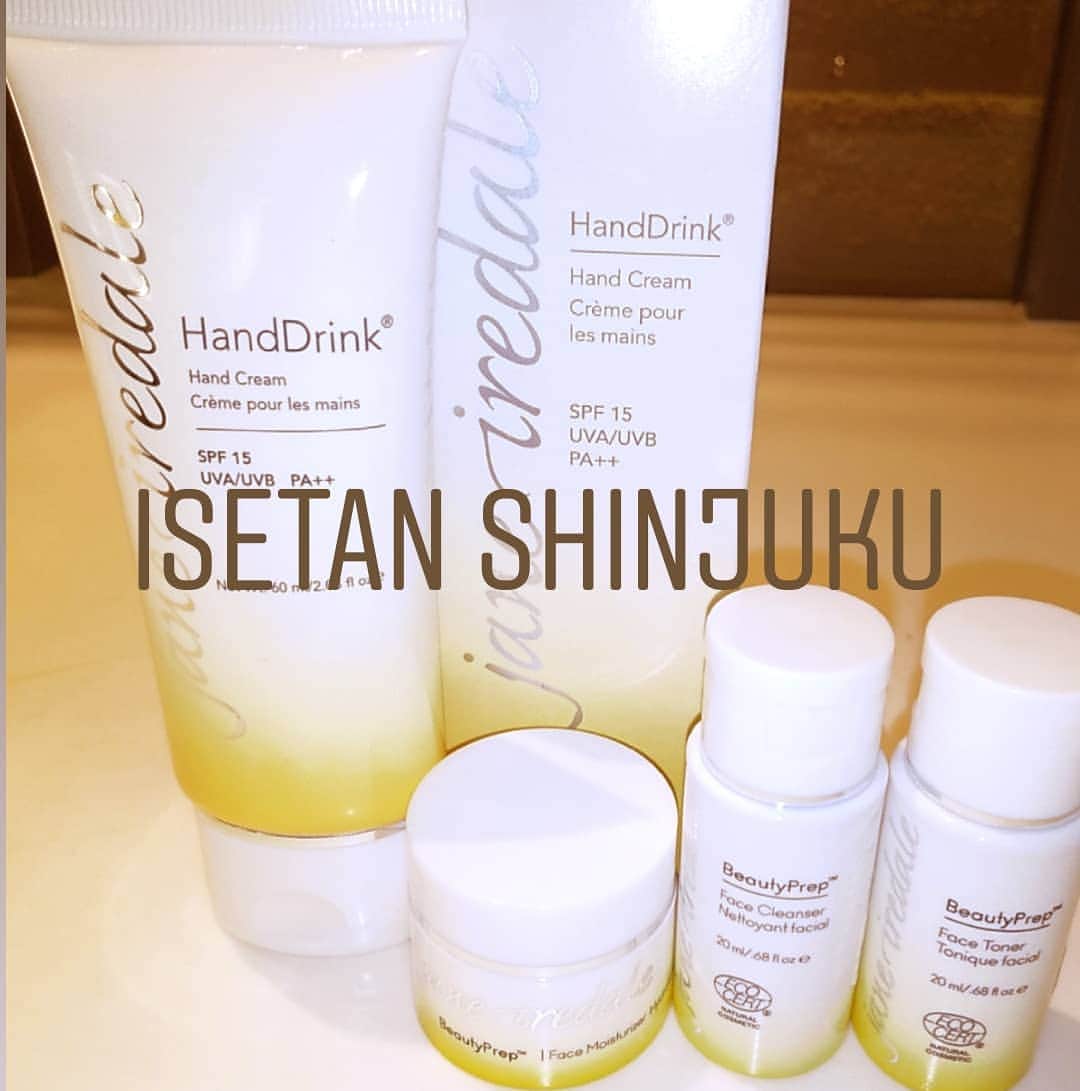 ジェーン・アイルデールのインスタグラム：「＜伊勢丹新宿店スタッフオススメアイテム＞. . モイスチャーキット 5500円(税抜). . 大人気のビューティープレップシリーズのキットが登場. . 潤いを保つのは勿論！紫外線からも保護する. 高機能ハンドクリーム60ml(SPF15/PA++)現品サイズに.  クレンジング、洗顔、保湿の3in1. Beauty Prep フェイスクレンザー(メイク落とし)ミニサイズ. . メイクのための肌を準備する. Beauty Prep フェイストナー(化粧水)ミニサイズ. . 4種のローズと幹細胞エキスを配合した. Beauty Prep フェイスモイスチャーライザー(美容クリーム)ミニサイズ. . 伊勢丹新宿ジェーンアイルデールだけの限定キットです。. これからのより乾く季節に備え、手元もお肌も整えましょう✋✨. . ジェーン・アイルデール　伊勢丹新宿店. 新宿区新宿3-14-1. 伊勢丹新宿店　本館地下2階　ビューティアポセカリー. 直通電話03（3352）1111　大代表. 営業時間：10時～20時」