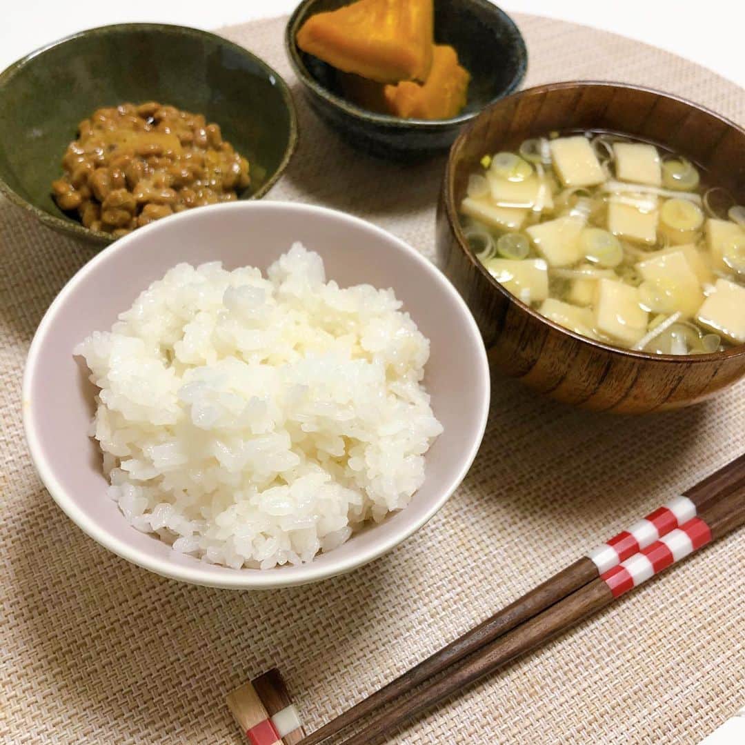 のインスタグラム：「土鍋炊きご飯ハマりそう😍﻿ ﻿ 思い立って1合炊いて﻿ お昼ご飯に🍚﻿ ﻿ 30分水に浸して﻿ 強火でシューっとなるまで﻿ その後弱火で6分﻿ 5分蒸らして完成﻿ ﻿ つやっつやで﻿ おこげもちょうど良くて﻿ 新米の香りの良さが倍増❤️﻿ ﻿ こしいぶきでこんなに甘みを感じるなら﻿ コシヒカリだともっとかな😍﻿ ﻿ 水に浸しておけば﻿ あまりに簡単に早く炊けるのでびっくり！﻿ ﻿ あまりの美味しさに﻿ お家で感動に浸ってます(笑)﻿ ﻿ ご飯炊く用の土鍋を買おうか悩むなぁ😆﻿ ﻿ ﻿ 新潟米を食べよう﻿ ごはんでGOキャンペーンは﻿ 10/19(土)﻿ 清水フード鳥屋野店﻿ 11時から12時まで﻿ ﻿ 新米PRに私もお邪魔します😆﻿ 試食もありますので﻿ 遊びに来てください💕﻿ ﻿ ﻿ ﻿ #新米﻿ #土鍋ごはん﻿ #感動﻿ #新潟米を食べよう﻿ #ごはんでGO﻿ ﻿ ﻿」