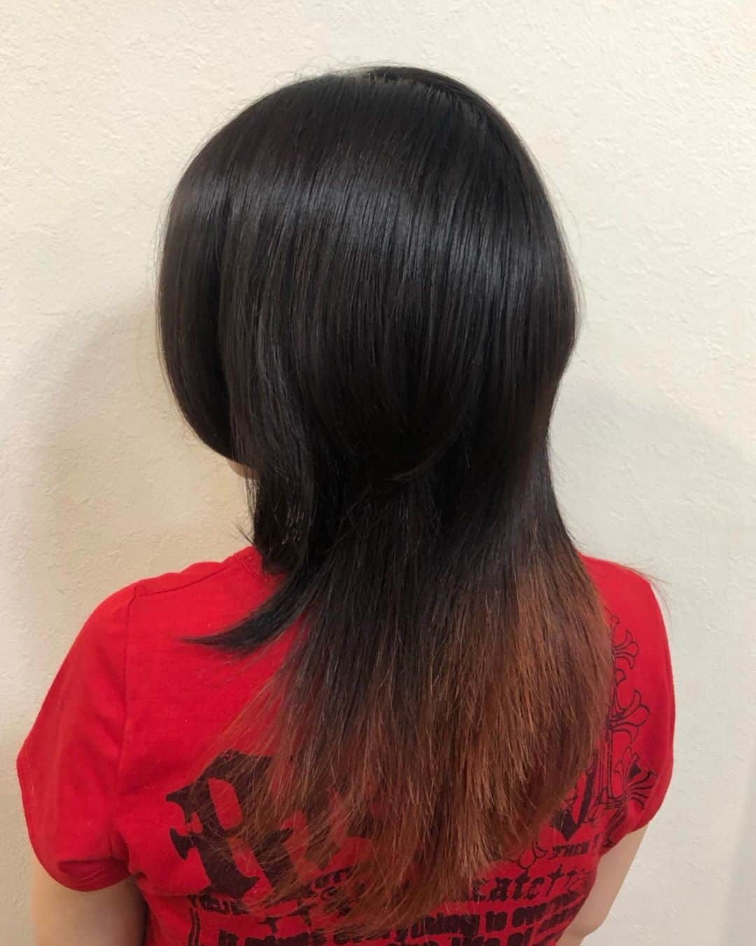 salon PRATiNO(サロンプラチノ)さんのインスタグラム写真 - (salon PRATiNO(サロンプラチノ)Instagram)「. ✂️ウルフカット✂️. . カットのみのご予約の お客様のご紹介です！  最近流行りのウルフカット  変形のウルフカットも 流行っていますが  今回のスタイルは くびれが綺麗にできるウルフヘア  トップもフワッとして 手ぐしを通すだけで動きの出るカットなので  スタイリングも簡単！  少し上方に変化を出したいと思ったら  ウルフスタイルもおススメです(^^) . . 【CLAVIS PRATINO】 ◇月曜日～土曜日 11:00～20:00 ◇日曜日 11:00～18:00 ※定休日なし ※時間外はお問い合わせください。 愛知県名古屋市中区錦3-4-19石垣ビル７Ｆ ☎︎052-962-7017 . #hairstyle #hair #cornrow #braids #clavispratino #spiralperm #pratino #hairsalon #nagoya #haircolor #love #派手髪 #外国人風カラー #バレイヤージュ #グラデーション #コーンロウ #ブレイズ #スパイラルパーマ #特殊ヘア #ブラックヘア #美容室 #ヘアサロン #ヘアスタイル #ヘアカラー #クラビスプラチノ #名古屋 #栄 #錦」10月16日 12時26分 - clavis_pratino