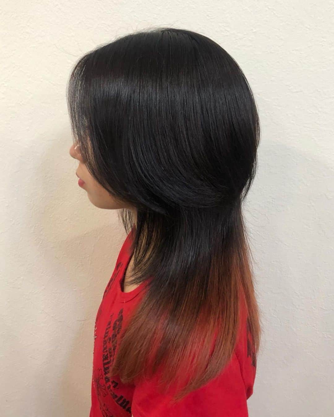 salon PRATiNO(サロンプラチノ)のインスタグラム：「. ✂️ウルフカット✂️. . カットのみのご予約の お客様のご紹介です！  最近流行りのウルフカット  変形のウルフカットも 流行っていますが  今回のスタイルは くびれが綺麗にできるウルフヘア  トップもフワッとして 手ぐしを通すだけで動きの出るカットなので  スタイリングも簡単！  少し上方に変化を出したいと思ったら  ウルフスタイルもおススメです(^^) . . 【CLAVIS PRATINO】 ◇月曜日～土曜日 11:00～20:00 ◇日曜日 11:00～18:00 ※定休日なし ※時間外はお問い合わせください。 愛知県名古屋市中区錦3-4-19石垣ビル７Ｆ ☎︎052-962-7017 . #hairstyle #hair #cornrow #braids #clavispratino #spiralperm #pratino #hairsalon #nagoya #haircolor #love #派手髪 #外国人風カラー #バレイヤージュ #グラデーション #コーンロウ #ブレイズ #スパイラルパーマ #特殊ヘア #ブラックヘア #美容室 #ヘアサロン #ヘアスタイル #ヘアカラー #クラビスプラチノ #名古屋 #栄 #錦」