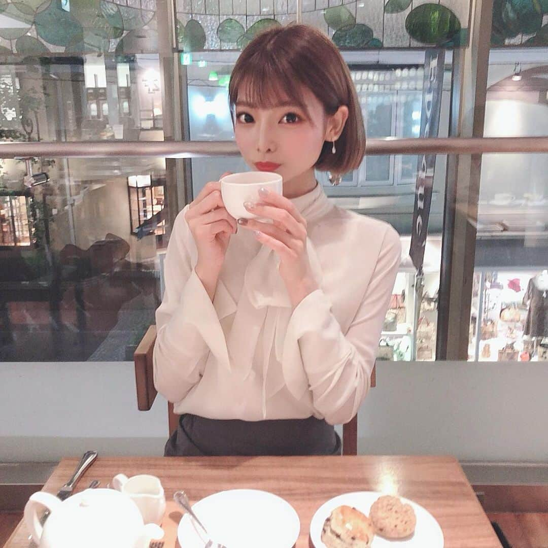 米倉みゆさんのインスタグラム写真 - (米倉みゆInstagram)「. たぶんこういうとき ケーキ持つんじゃなくて 紅茶のカップ持つんだと思うよみゆさん . . ルピシア自由が丘本店で ミルクティーフェア開催してました𖠚ᐝ . 美味しかったし可愛かった♥ 自由が丘オシャレすぎて馴染めなかった . . #SPP撮影会 #撮影会 #撮影モデル #被写体 #野外 #キリトリセカイ #レンズ越しの私の世界 #ファインダー越しの私の世界 #写真好きな人と繋がりたい #カフェ巡り #自由が丘グルメ #自由が丘カフェ #自由が丘ランチ #自由が丘スイーツ #自由が丘ディナー #ルピシア #ルピシア自由が丘本店 #紅茶専門店 #紅茶好き #カフェ活 #美味しいお店 #モンブラン #スコーン #インスタ映えカフェ #お姉さん #お姉さんコーデ #japanesefashion #japanesegirl #japanesefood #japantrip」10月16日 12時26分 - yone__miyu630