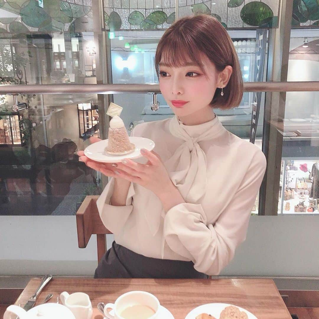 米倉みゆさんのインスタグラム写真 - (米倉みゆInstagram)「. たぶんこういうとき ケーキ持つんじゃなくて 紅茶のカップ持つんだと思うよみゆさん . . ルピシア自由が丘本店で ミルクティーフェア開催してました𖠚ᐝ . 美味しかったし可愛かった♥ 自由が丘オシャレすぎて馴染めなかった . . #SPP撮影会 #撮影会 #撮影モデル #被写体 #野外 #キリトリセカイ #レンズ越しの私の世界 #ファインダー越しの私の世界 #写真好きな人と繋がりたい #カフェ巡り #自由が丘グルメ #自由が丘カフェ #自由が丘ランチ #自由が丘スイーツ #自由が丘ディナー #ルピシア #ルピシア自由が丘本店 #紅茶専門店 #紅茶好き #カフェ活 #美味しいお店 #モンブラン #スコーン #インスタ映えカフェ #お姉さん #お姉さんコーデ #japanesefashion #japanesegirl #japanesefood #japantrip」10月16日 12時26分 - yone__miyu630