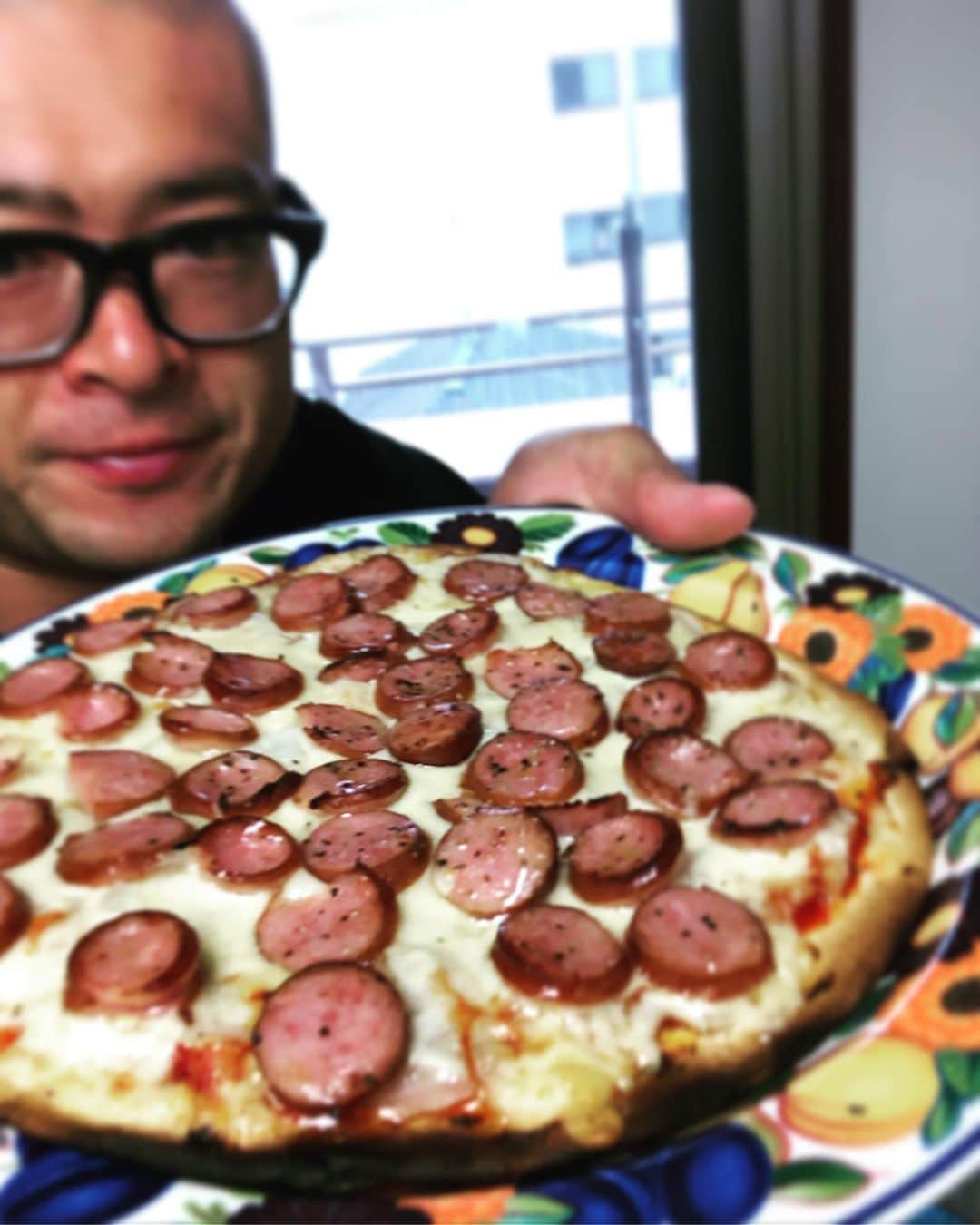 あばれる君さんのインスタグラム写真 - (あばれる君Instagram)「今朝はね。手作り鬼チーズピザ。ん〜😋」10月16日 12時27分 - abarerukun