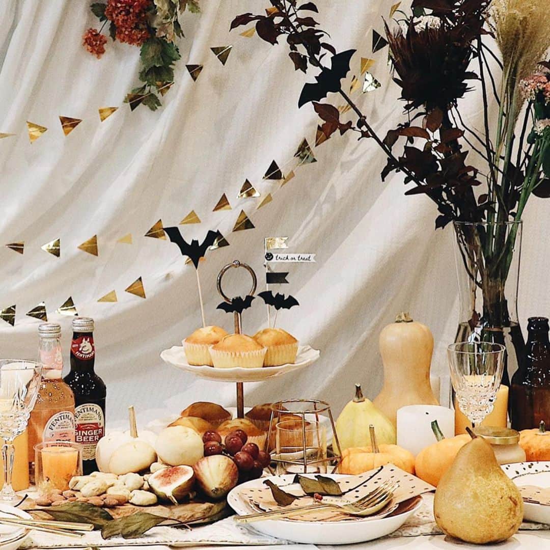 4yuuu!さんのインスタグラム写真 - (4yuuu!Instagram)「. ハロウィンパーティー🎃👻🎉でおもてなしするなら 『テーブルコーディネート🍽』 にもこだわってみて💕 . カラーを統一するのはもちろん かぼちゃ🎃やキャンドル🕯をテーブルに並べれば それだけでハロウィンムードが高まりますよ🤩❣️ . @miori__ny . #4yuuu #ハロウィン #ハロウィン雑貨 #インテリア雑貨 #イベント #トリックアトリート #テーブルコーディネート #おもてなし #インテリア好き #ハロウィン飾り #ハロウィングッズ #ハロウィン🎃 #ハロウィンテーブルコーディネート #季節感 #おしゃれ雑貨 #キャンドル #テーブルコーデ #ハロウィンパーティー」10月16日 12時31分 - 4yuuu_com